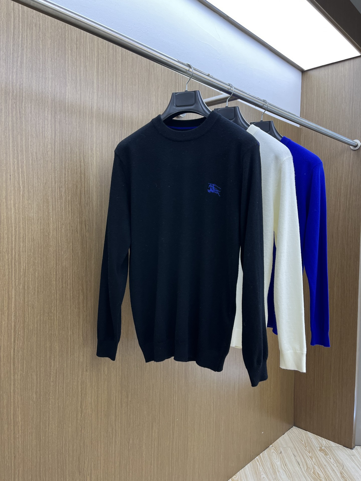 BBR 秋冬新品贸易公司渠道稀出，领先官网发售！基础款纯色针织衫单穿叠穿的好选择，修身显瘦的合身版型款式