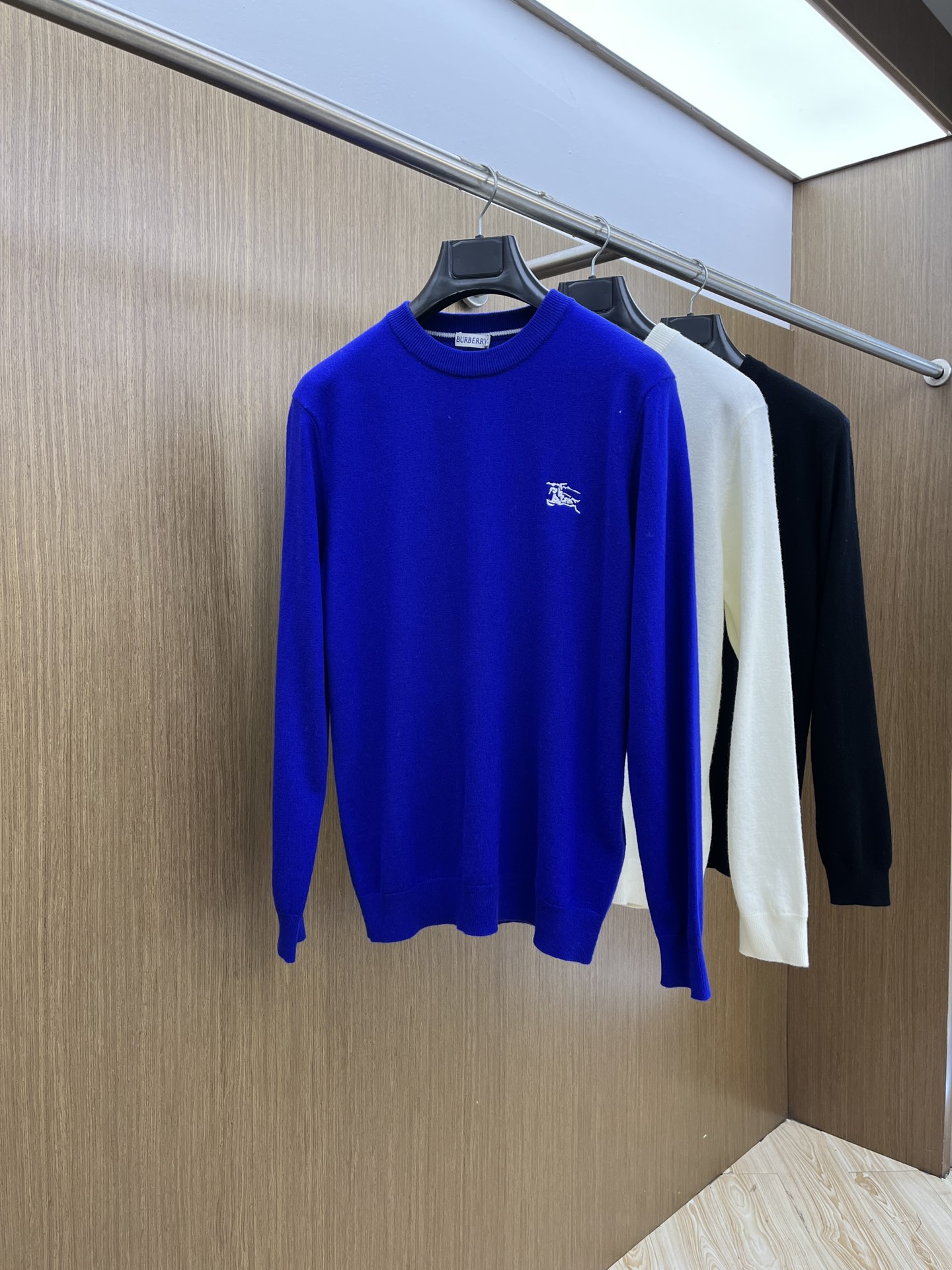 BBR 秋冬新品贸易公司渠道稀出，领先官网发售！基础款纯色针织衫单穿叠穿的好选择，修身显瘦的合身版型款式