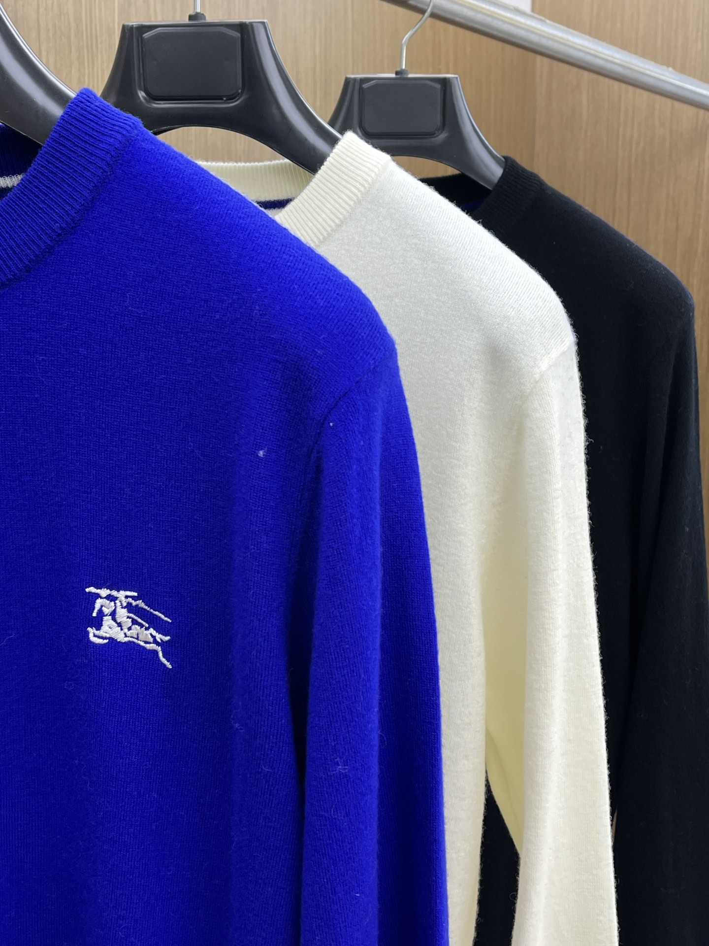 BBR 秋冬新品贸易公司渠道稀出，领先官网发售！基础款纯色针织衫单穿叠穿的好选择，修身显瘦的合身版型款式