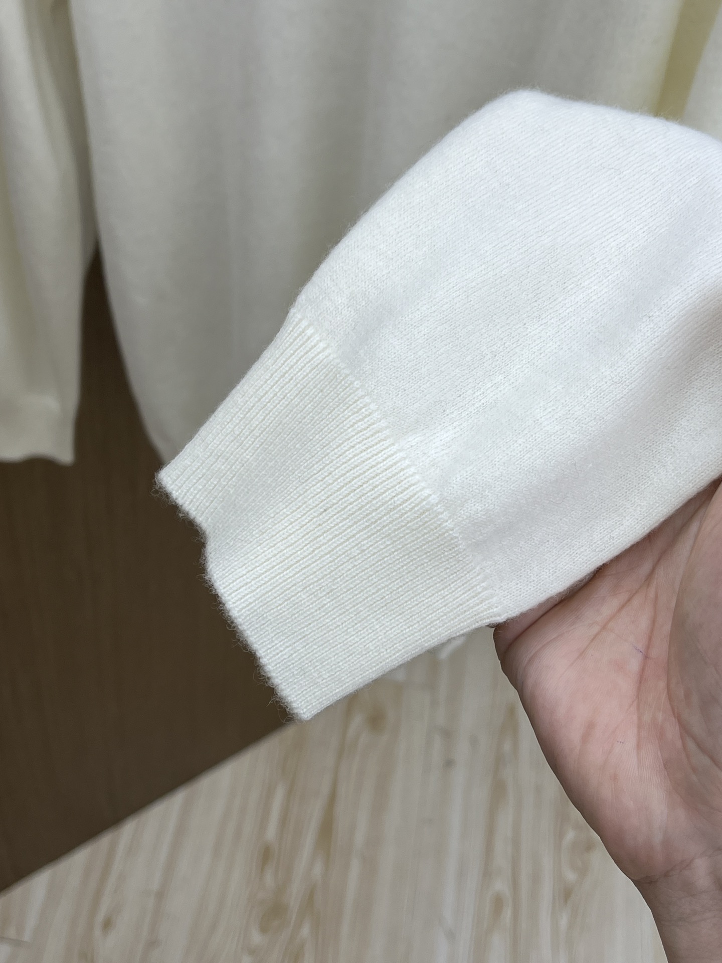 BBR 秋冬新品贸易公司渠道稀出，领先官网发售！基础款纯色针织衫单穿叠穿的好选择，修身显瘦的合身版型款式