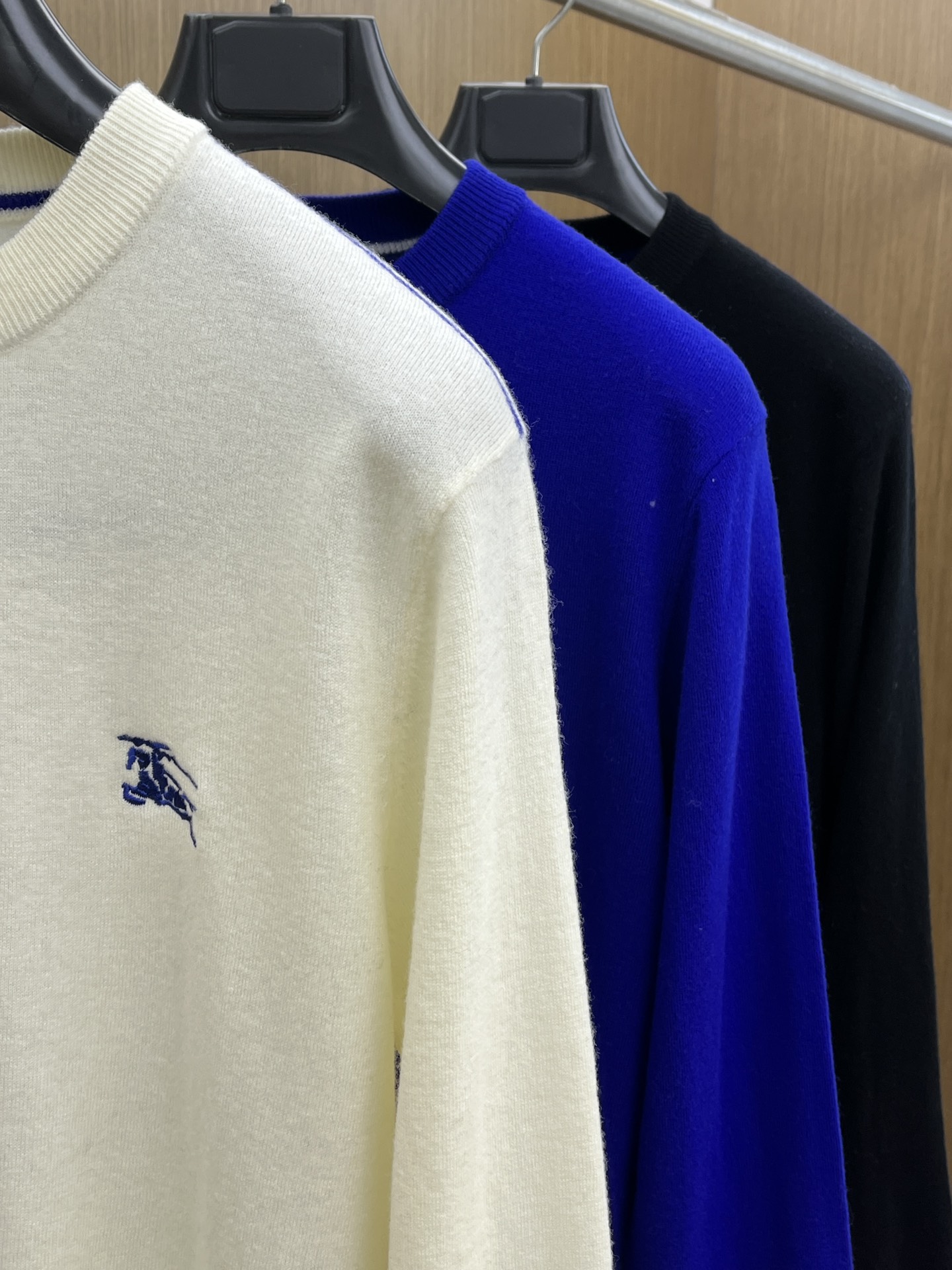 BBR 秋冬新品贸易公司渠道稀出，领先官网发售！基础款纯色针织衫单穿叠穿的好选择，修身显瘦的合身版型款式