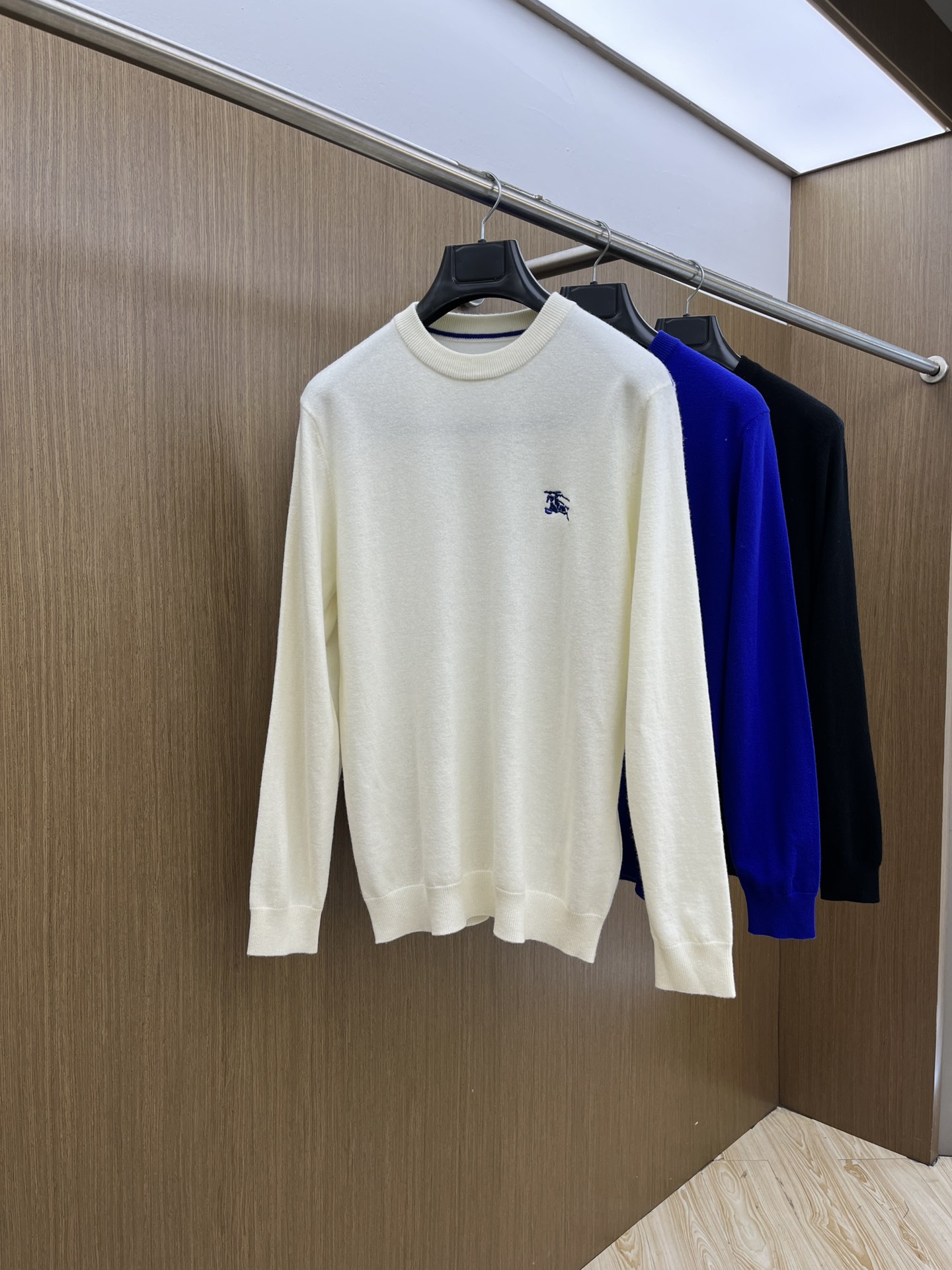 NO:548235,BBR autumn and winter new products have sparse channels for trading companies, and they are on sale on the leading official website! A good choice for single-layer wear of basic solid-color sweaters, a slim fit style that is simple, threaded round neck design enhances breathability and optimizes shoulder-neck proportions, conventional shoulder-shaped precision threading artificial seams, German JIN loom 16-needle horizontal machine process, very fine yarn fabric is flat, fine and high-end, front chest horse pictures with letters interlaced embroidery logo embellishment the whole! This sweater is specially selected for imported 80 cashmere wool blend. The sweater is made of soft and fluffy. It has a zero-pressure feeling, soft and elastic. The high-quality cashmere yarn has excellent elasticity. It stretches with the body shape and brings a soft and ultimate warm feeling to the skin. The garment shape is built in a combination, but the elastic tolerance makes people love it! High-quality wool is selected, which is more slender and softer than other wools, with excellent drape and dynamic feeling. The fiber fineness close to cashmere makes its touch similar to cashmere, and it is more durable to wear and wear, and is not easy to pill. The round neck design is cold to protect the warmth of the neck. The widened classic small half-round neck is 3.5cm and not easy to deform. The natural elastic fiber is comfortable to fit and has a certain thickness. It can run through the entire autumn and winter, but the upper body is not bound, the ftd is pressure-free, and it is gentle and nothing! Size M-3XL Model M Size Shoulder Width 43 Bust 100 Sleeve Long 64 Clothes L Size Shoulder Width 44 Bust 104 Sleeve Long 65 Clothes L Size XL Size Shoulder Width 45 Bust 108 Sleeve Long 66 Clothes Length 69 2XL Size Shoulder Width 46 Bust 112 Sleeve Long 67 Clothes Length 70 3XL Size Shoulder Width 47 Bust 116 Sleeve Long 68 Clothes Length 71, Sweaters, alexander wang19860909BBR 秋冬新品 贸易公司渠道稀出,领先官网发售！基础款纯色针织衫单穿叠穿的好选择,修身显瘦的合身版型款式简约,螺纹圆领设计提气且优化肩颈比例,常规肩型精密走线人工套缝,德国JIN口织机16针横机工艺,纱线非常的细织制的面料平整细密高端,前胸马图字母交错刺绣徽标点缀整体！ 该毛衣精选客供进口80山羊绒羊毛混纺打造,外观柔软蓬松度打造的针织衫零压感,柔软有弹性,优质羊绒纱线具有极佳的弹性,随体型拉伸,为肌肤带来柔软和極致温暖的感受,打造处的衣型合体,但弹力包容度让人爱不释手！甄选高品质羊毛,与其他羊毛相比更为纤细柔软,拥有优良的垂坠和动感,接近羊绒的纤维细度使得其触感与羊绒相仿,更加耐穿耐磨不易起球,圆领设计严寒护颈的温暖,加宽的经典小半圆领3.5cm不易变形,天然弹力纤维舒适贴合有一定的厚度,能贯穿整个秋冬但上身却无束缚、ftd无压力,轻柔无物！ 尺码M-3XL 款号 M码肩宽43胸围100袖长64衣长67 L码肩宽44胸围104袖长65衣长68 XL码肩宽45胸围108袖长66衣长69 2XL码肩宽46胸围112袖长67衣长70 3XL码肩宽47胸围116袖长68衣长71,,sweaters,alexander wang,Men's clothing