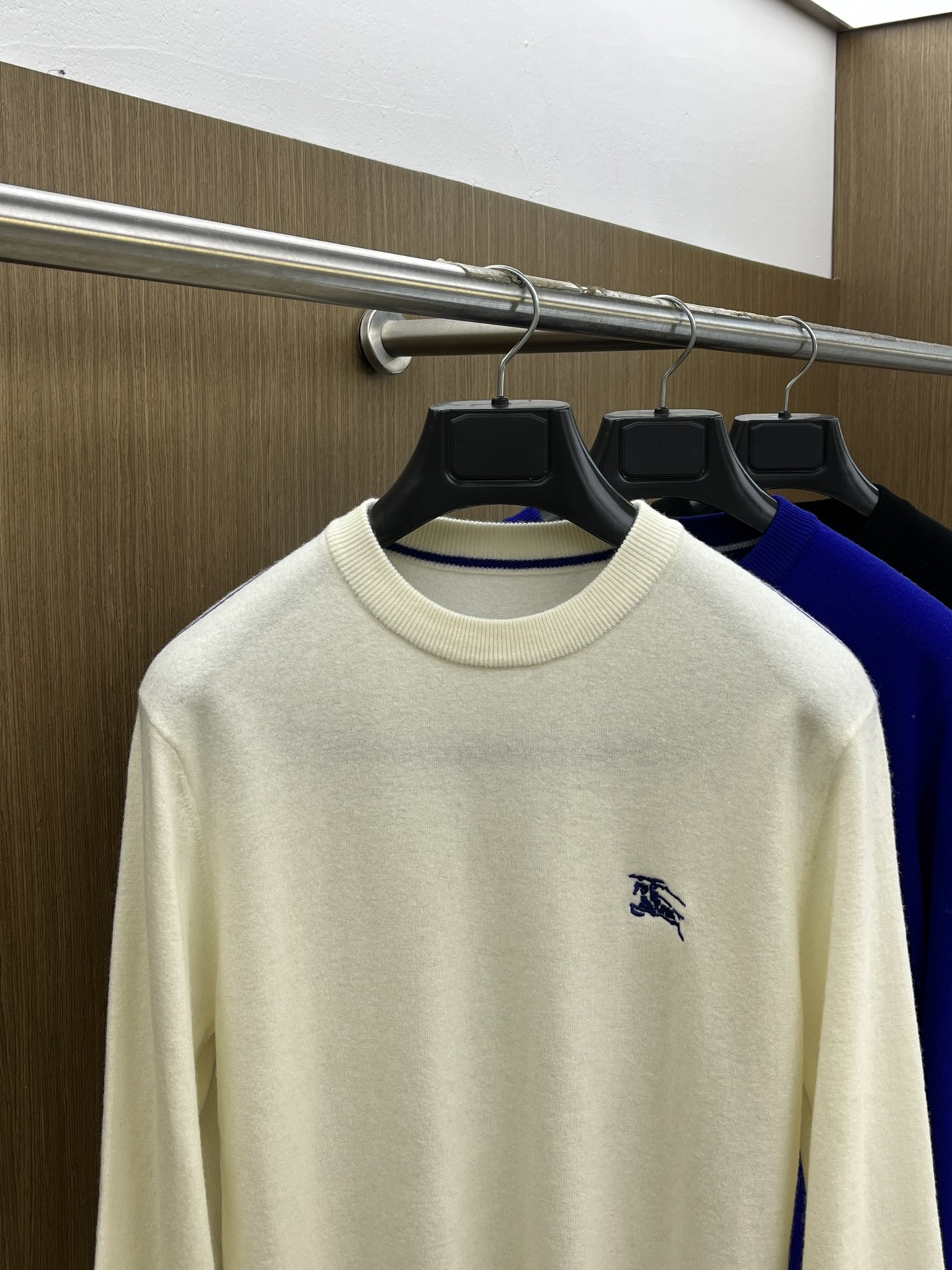 BBR 秋冬新品贸易公司渠道稀出，领先官网发售！基础款纯色针织衫单穿叠穿的好选择，修身显瘦的合身版型款式