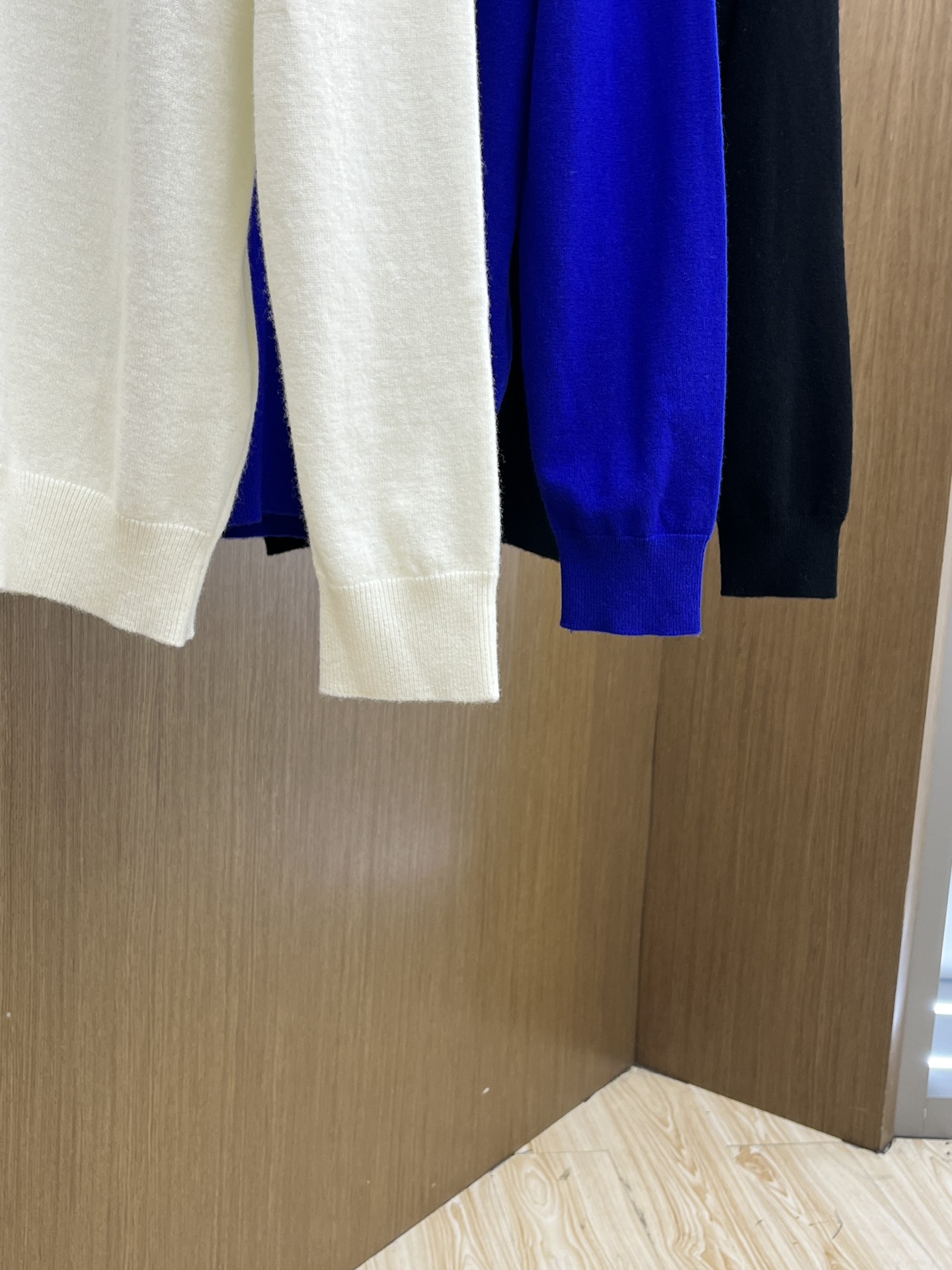 BBR 秋冬新品贸易公司渠道稀出，领先官网发售！基础款纯色针织衫单穿叠穿的好选择，修身显瘦的合身版型款式