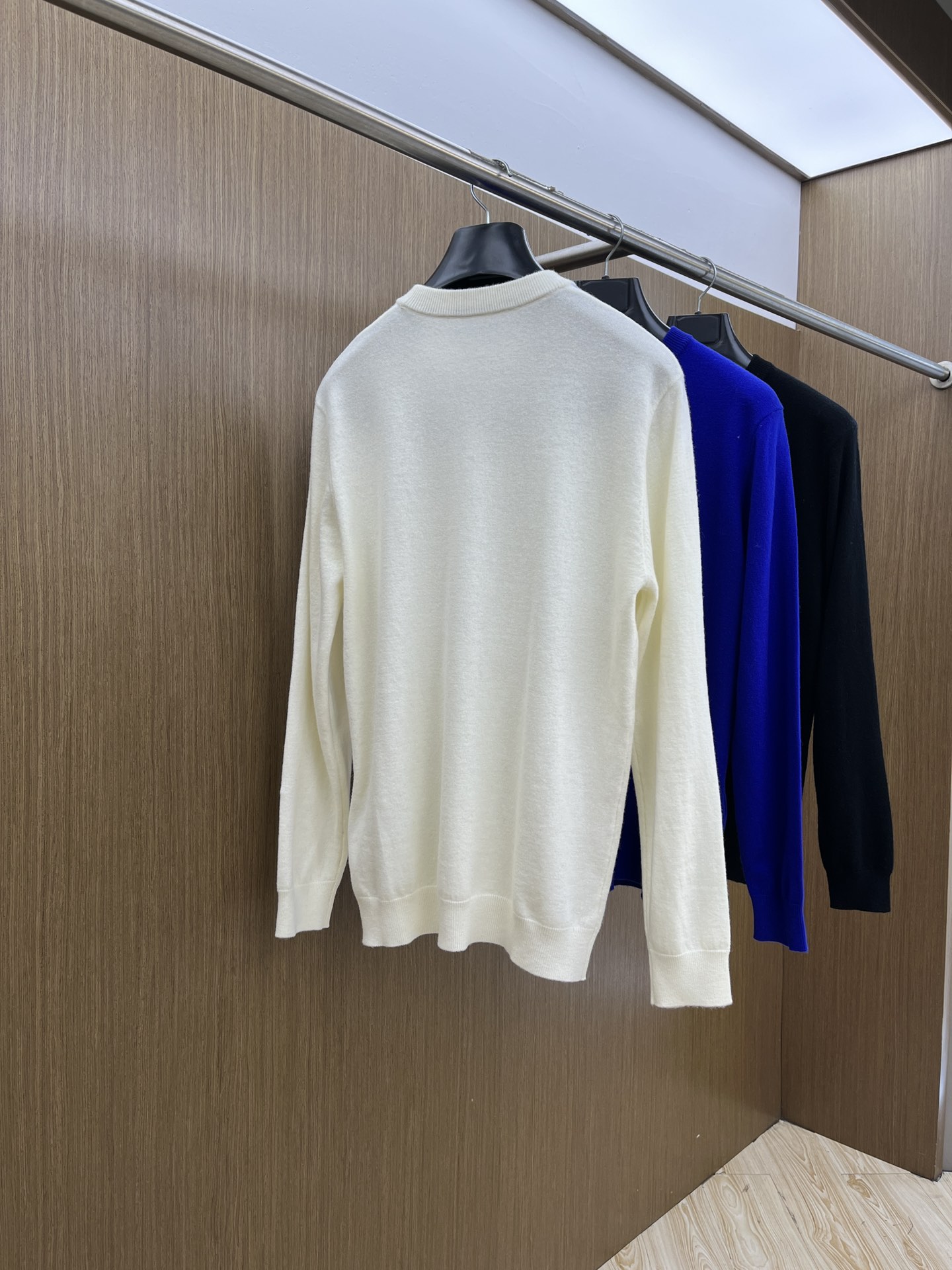 BBR 秋冬新品贸易公司渠道稀出，领先官网发售！基础款纯色针织衫单穿叠穿的好选择，修身显瘦的合身版型款式