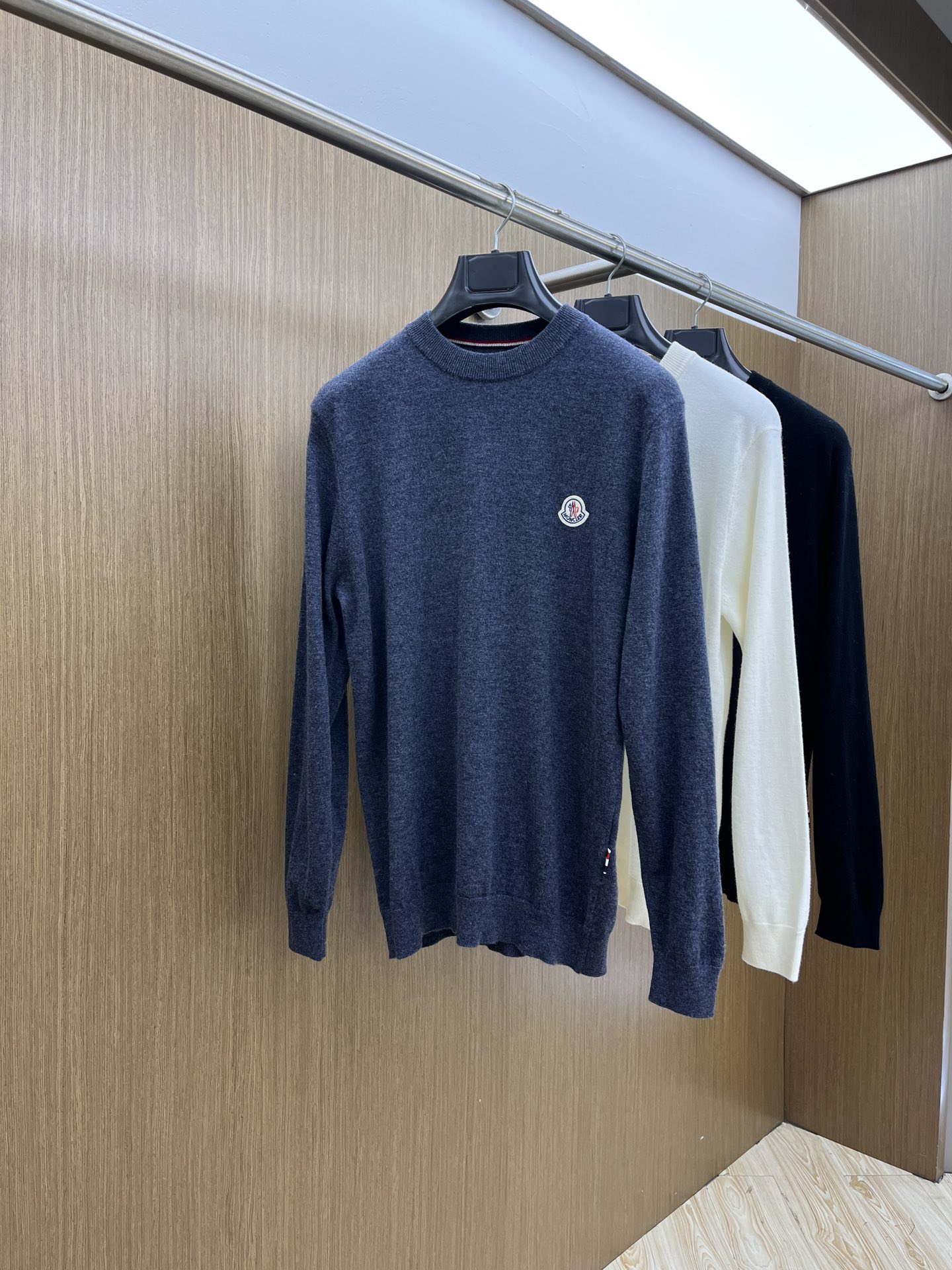 NO:548239,Mon's new autumn and winter products are rarely available through trading company channels, leading official website sales! The basic solid color sweater is a good choice to wear alone and layered. The slim fit is simple in style. The threaded round neck design lifts the air and optimizes the shoulder-neck ratio. Regular shoulder-shaped precision line artificial overstitching. German JIN mouth loom 16-needle flat knitting technology. The yarn is very fine. The fabric is smooth, dense and high-end. The staggered embroidery logo of horse letters on the chest embellishes the whole! This sweater is made from a blend of imported 80% cashmere and wool. The sweater has a soft and fluffy appearance with zero pressure, and is soft and elastic. The high-quality cashmere yarn has excellent elasticity and stretches with the body shape, bringing softness and extreme warmth to the skin. High-quality wool is selected. Compared with other wools, it is slimmer and softer. It has excellent drape and movement. The fiber fineness close to cashmere makes it feel similar to cashmere. It is more durable and wear-resistant and is not prone to pilling. The round neck design provides warmth in cold weather. The widened classic small semi-round collar 3.5cm is not easy to deform. The natural elastic fiber is comfortable and has a certain thickness. It can last through the entire autumn and winter, but there is no restraint on the upper body, no pressure on the upper body, and it is soft and free of objects! Size M-3XL Model number M shoulder width 43 bust 100 sleeve length 64 dress length 67 L size shoulder width 44 chest 104 sleeve length 65 dress length 68 XL size shoulder width 45 chest 108 sleeve length 66 dress length 69 2 Size 3XL, shoulder width 47, bust 116, sleeve length 68, dress length 71,,sweaters,alexander wang19860909Mon 秋冬新品 贸易公司渠道稀出,领先官网发售！基础款纯色针织衫单穿叠穿的好选择,修身显瘦的合身版型款式简约,螺纹圆领设计提气且优化肩颈比例,常规肩型精密走线人工套缝,德国JIN口织机16针横机工艺,纱线非常的细织制的面料平整细密高端,前胸马图字母交错刺绣徽标点缀整体！ 该毛衣精选客供进口80山羊绒羊毛混纺打造,外观柔软蓬松度打造的针织衫零压感,柔软有弹性,优质羊绒纱线具有极佳的弹性,随体型拉伸,为肌肤带来柔软和極致温暖的感受,打造处的衣型合体,但弹力包容度让人爱不释手！甄选高品质羊毛,与其他羊毛相比更为纤细柔软,拥有优良的垂坠和动感,接近羊绒的纤维细度使得其触感与羊绒相仿,更加耐穿耐磨不易起球,圆领设计严寒护颈的温暖,加宽的经典小半圆领3.5cm不易变形,天然弹力纤维舒适贴合有一定的厚度,能贯穿整个秋冬但上身却无束缚、ftd无压力,轻柔无物！ 尺码M-3XL 款号 M码肩宽43胸围100袖长64衣长67 L码肩宽44胸围104袖长65衣长68 XL码肩宽45胸围108袖长66衣长69 2XL码肩宽46胸围112袖长67衣长70 3XL码肩宽47胸围116袖长68衣长71,,sweaters,alexander wang,Men's clothing