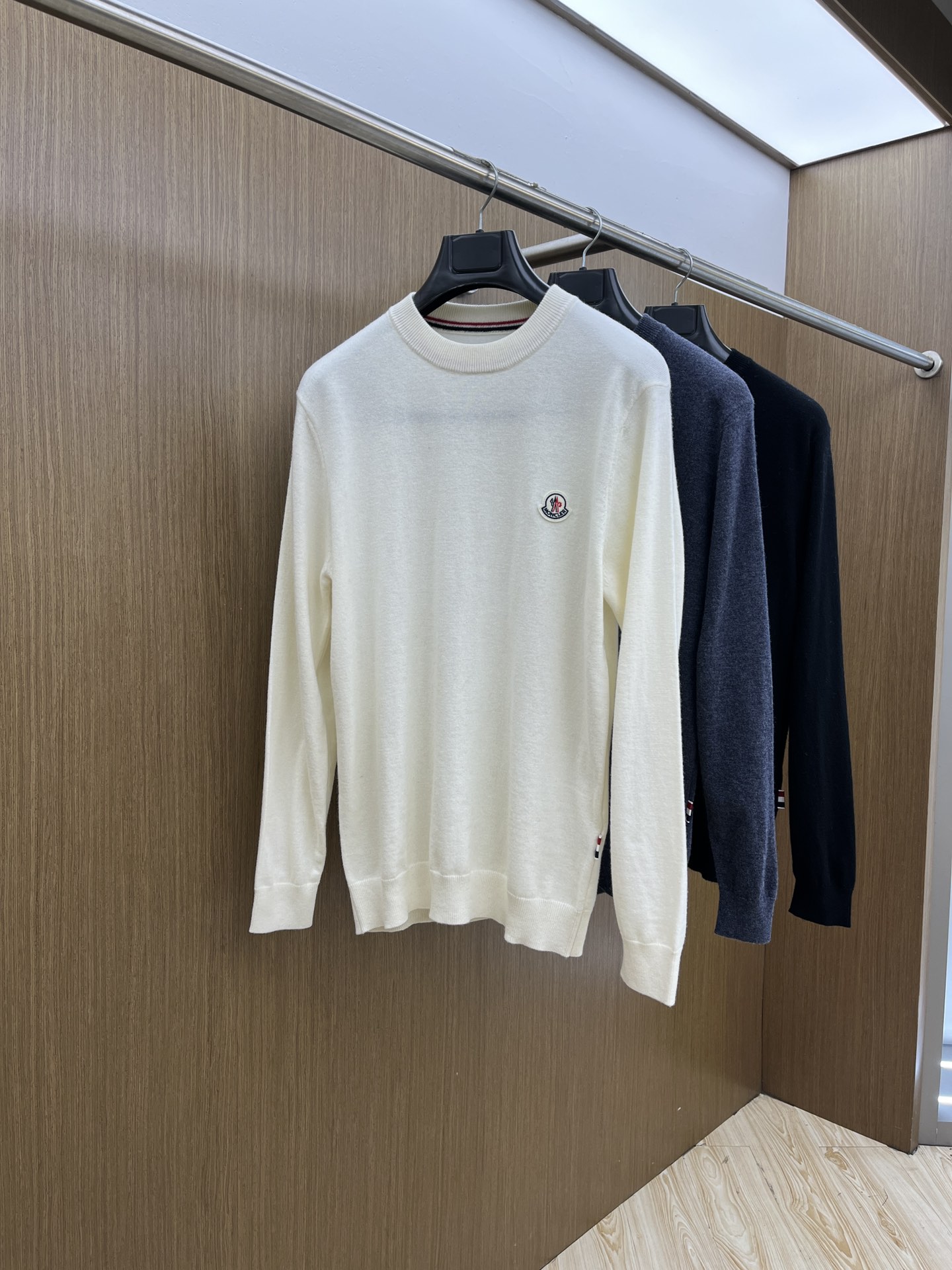 NO:548242,MON's new autumn and winter products have sparse channels for trading companies, and they are on sale on the leading official website! A good choice for single-layer wear of basic solid-color sweaters, a slim fit style that is simple, threaded round neck design enhances breathability and optimizes shoulder-neck proportions, conventional shoulder-shaped precision threading artificial seams, German JIN loom 16-needle horizontal machine process, very fine yarn fabric is flat, fine and high-end, front chest horse pictures with letters interlaced embroidery logo embellishment the whole! This sweater is specially selected for imported 80 cashmere wool blend. The sweater is made of soft and fluffy. It has a zero-pressure feeling, soft and elastic. The high-quality cashmere yarn has excellent elasticity. It stretches with the body shape and brings a soft and ultimate warm feeling to the skin. The garment shape is built in a combination, but the elastic tolerance makes people love it! High-quality wool is selected, which is more slender and softer than other wools, with excellent drape and dynamic feeling. The fiber fineness close to cashmere makes its touch similar to cashmere, and it is more durable to wear and wear, and is not easy to pill. The round neck design is cold to protect the warmth of the neck. The widened classic small half-round neck is 3.5cm and not easy to deform. The natural elastic fiber is comfortable to fit and has a certain thickness. It can run through the entire autumn and winter, but the upper body is not bound, the ftd is pressure-free, and it is gentle and nothing! Size M-3XL Model M Size Shoulder Width 43 Bust 100 Sleeve Long 64 Clothes L Size Shoulder Width 44 Bust 104 Sleeve Long 65 Clothes L Size XL Size Shoulder Width 45 Bust 108 Sleeve Long 66 Clothes Length 69 2XL Size Shoulder Width 46 Bust 112 Sleeve Long 67 Clothes Length 70 3XL Size Shoulder Width 47 Bust 116 Sleeve Long 68 Clothes Length 71, Sweaters, alexander wang19860909MON 秋冬新品 贸易公司渠道稀出,领先官网发售！基础款纯色针织衫单穿叠穿的好选择,修身显瘦的合身版型款式简约,螺纹圆领设计提气且优化肩颈比例,常规肩型精密走线人工套缝,德国JIN口织机16针横机工艺,纱线非常的细织制的面料平整细密高端,前胸马图字母交错刺绣徽标点缀整体！ 该毛衣精选客供进口80山羊绒羊毛混纺打造,外观柔软蓬松度打造的针织衫零压感,柔软有弹性,优质羊绒纱线具有极佳的弹性,随体型拉伸,为肌肤带来柔软和極致温暖的感受,打造处的衣型合体,但弹力包容度让人爱不释手！甄选高品质羊毛,与其他羊毛相比更为纤细柔软,拥有优良的垂坠和动感,接近羊绒的纤维细度使得其触感与羊绒相仿,更加耐穿耐磨不易起球,圆领设计严寒护颈的温暖,加宽的经典小半圆领3.5cm不易变形,天然弹力纤维舒适贴合有一定的厚度,能贯穿整个秋冬但上身却无束缚、ftd无压力,轻柔无物！ 尺码M-3XL 款号 M码肩宽43胸围100袖长64衣长67 L码肩宽44胸围104袖长65衣长68 XL码肩宽45胸围108袖长66衣长69 2XL码肩宽46胸围112袖长67衣长70 3XL码肩宽47胸围116袖长68衣长71,,sweaters,alexander wang,Men's clothing