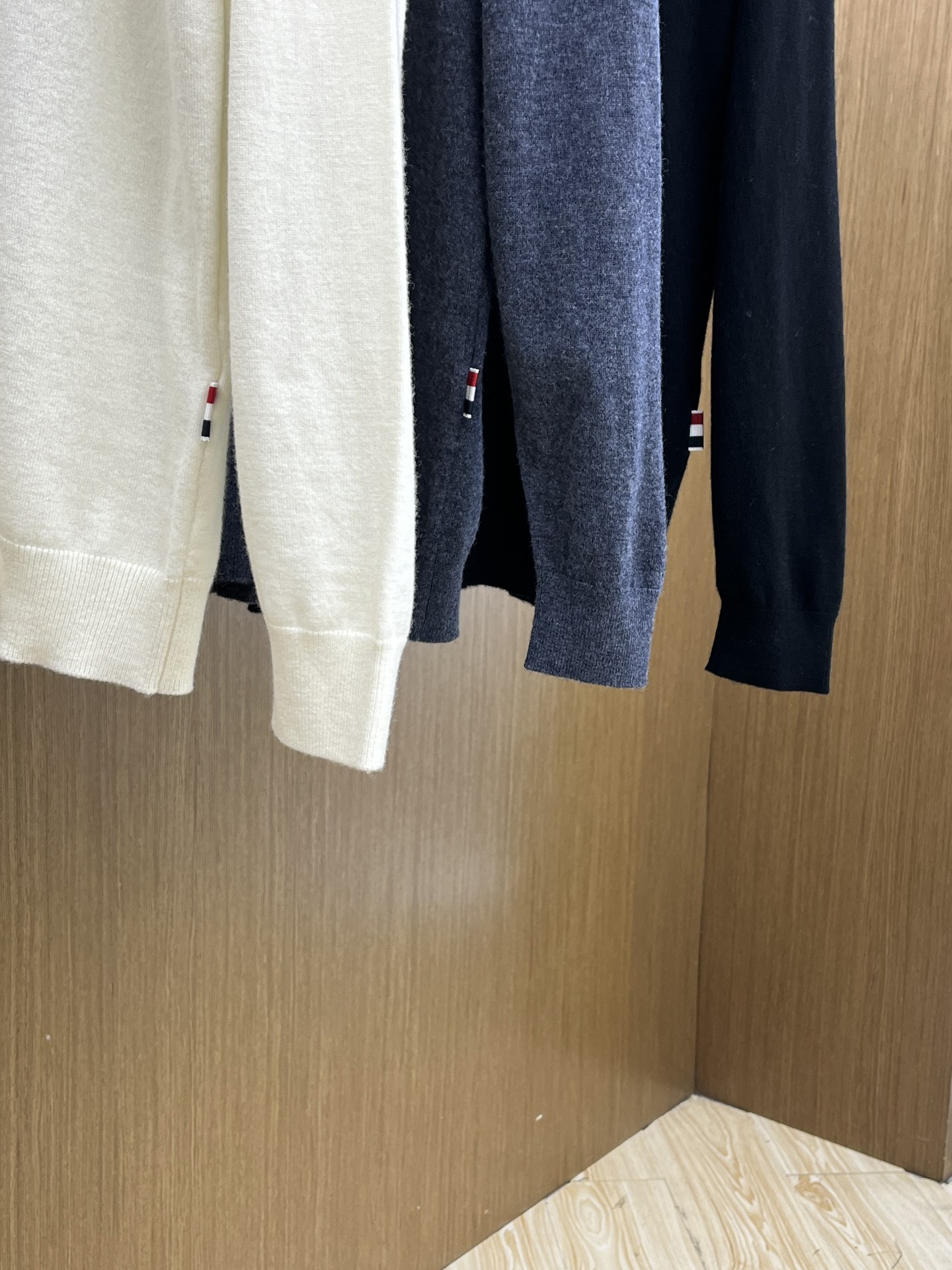 MON 秋冬新品贸易公司渠道稀出，领先官网发售！基础款纯色针织衫单穿叠穿的好选择，修身显瘦的合身版型款式