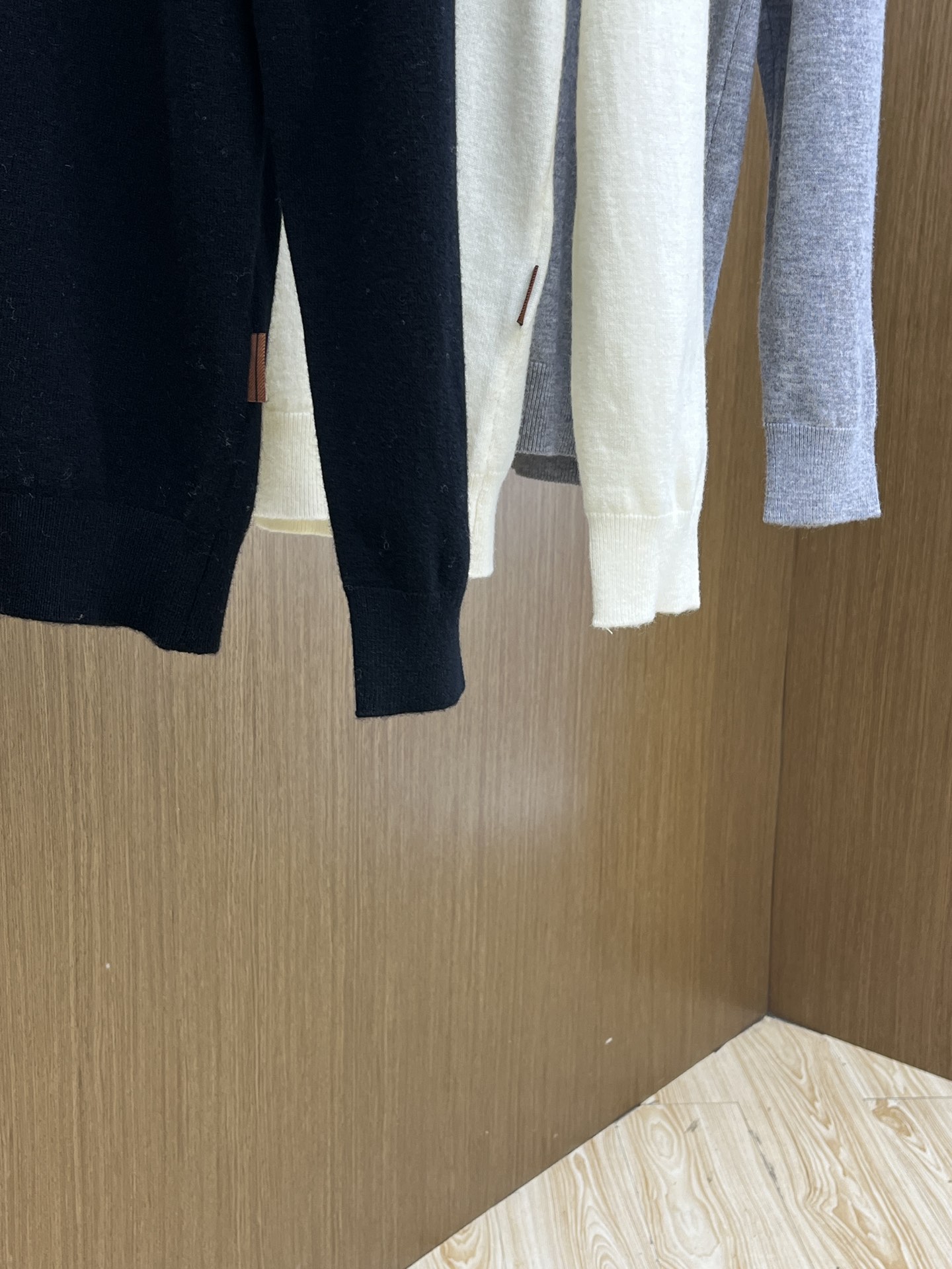 ZZ 秋冬新品贸易公司渠道稀出，领先官网发售！基础款纯色针织衫单穿叠穿的好选择，修身显瘦的合身版型款式简