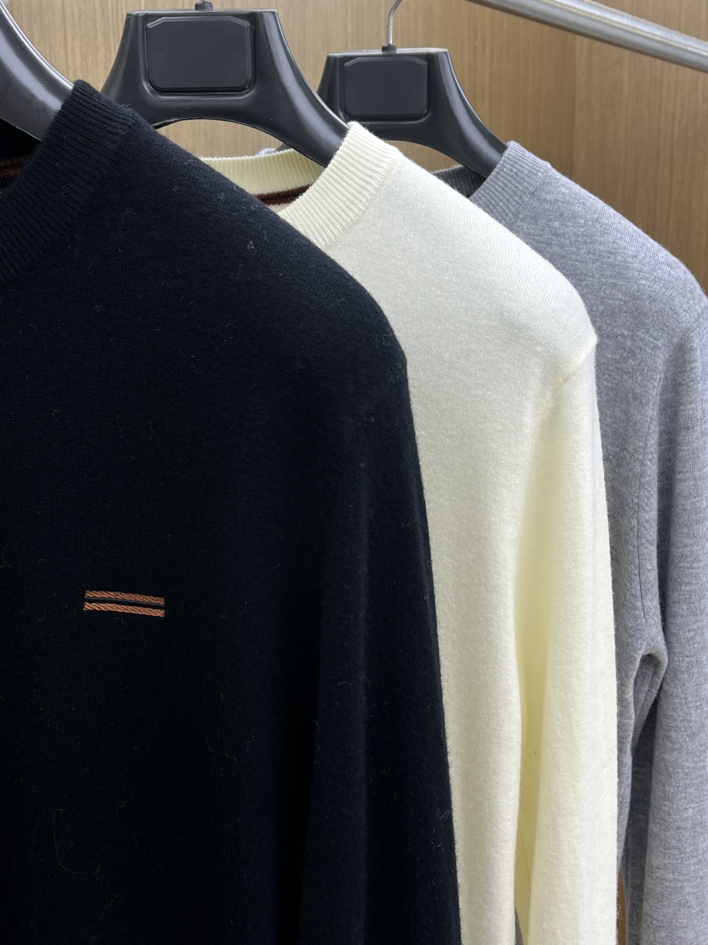 ZZ 秋冬新品贸易公司渠道稀出，领先官网发售！基础款纯色针织衫单穿叠穿的好选择，修身显瘦的合身版型款式简