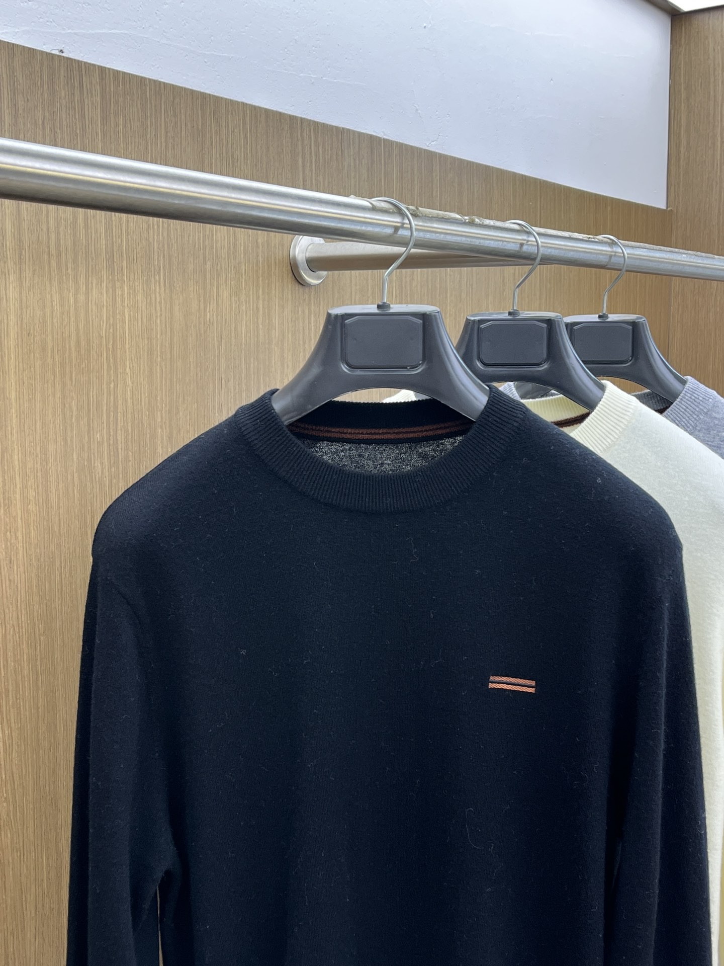 ZZ 秋冬新品贸易公司渠道稀出，领先官网发售！基础款纯色针织衫单穿叠穿的好选择，修身显瘦的合身版型款式简