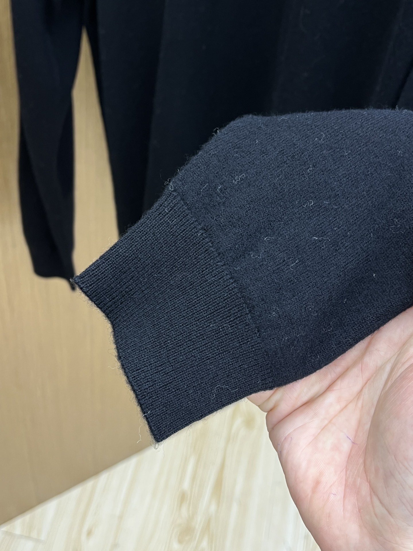 ZZ 秋冬新品贸易公司渠道稀出，领先官网发售！基础款纯色针织衫单穿叠穿的好选择，修身显瘦的合身版型款式简