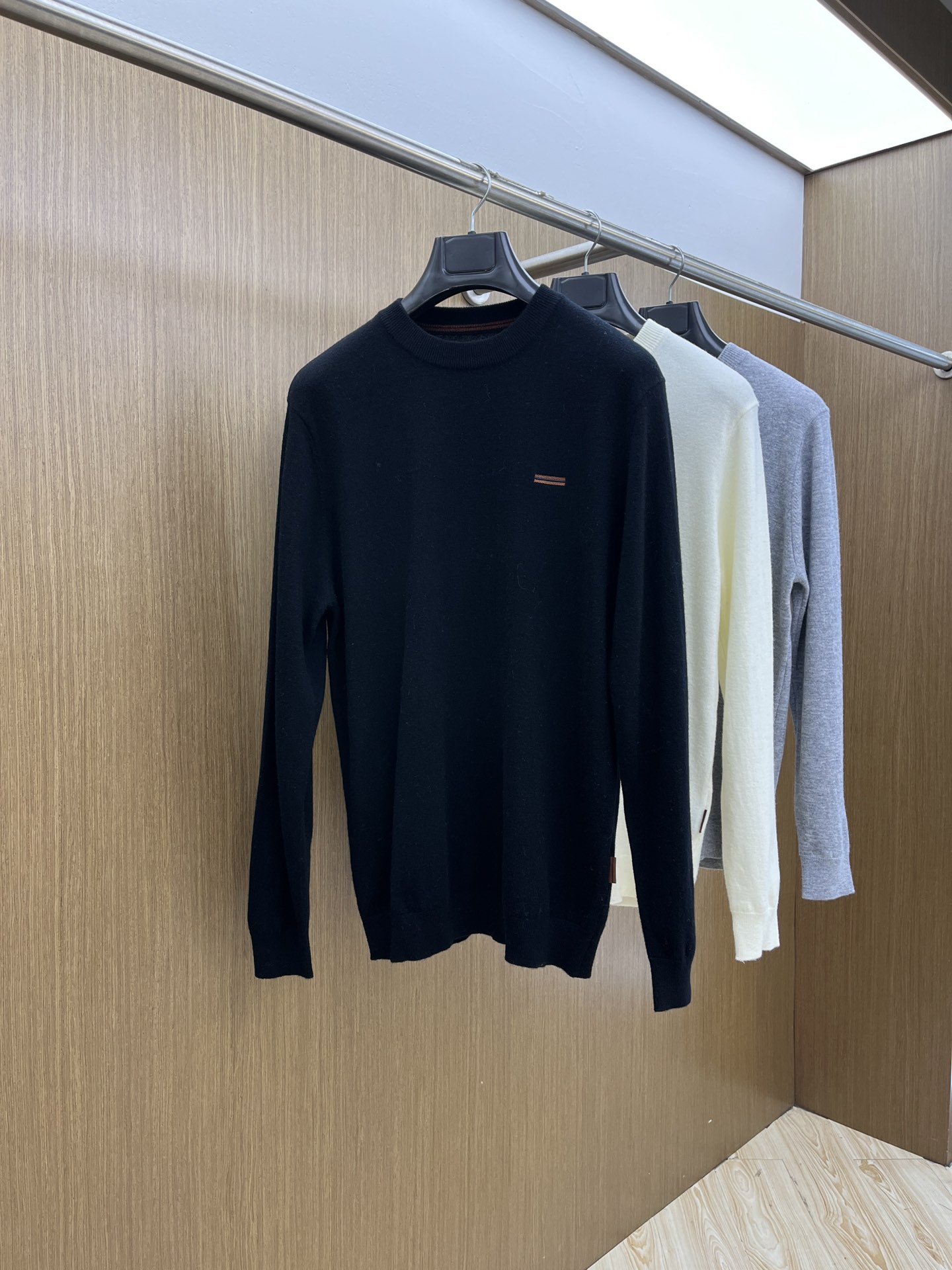 ZZ 秋冬新品贸易公司渠道稀出，领先官网发售！基础款纯色针织衫单穿叠穿的好选择，修身显瘦的合身版型款式简