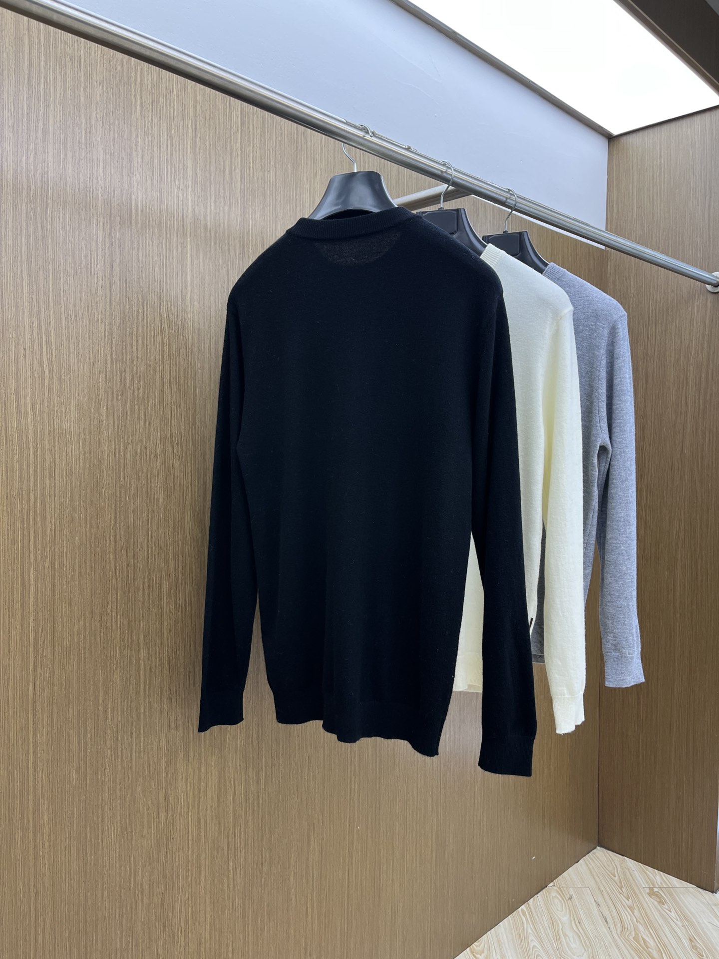 ZZ 秋冬新品贸易公司渠道稀出，领先官网发售！基础款纯色针织衫单穿叠穿的好选择，修身显瘦的合身版型款式简