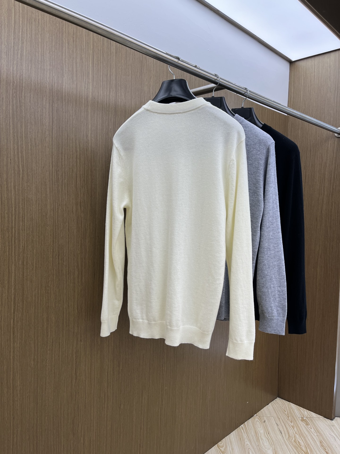 ZZ 秋冬新品贸易公司渠道稀出，领先官网发售！基础款纯色针织衫单穿叠穿的好选择，修身显瘦的合身版型款式简