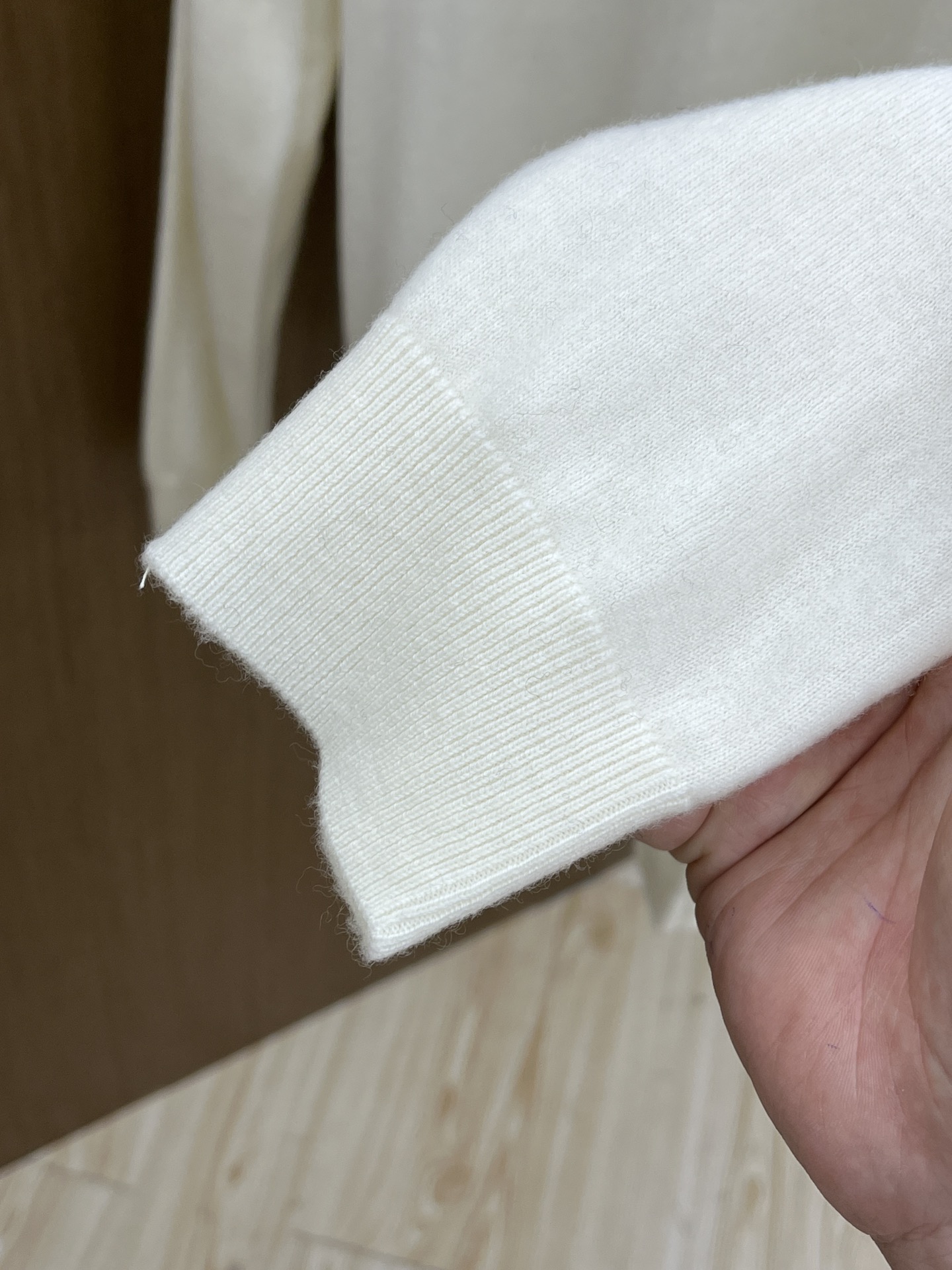 ZZ 秋冬新品贸易公司渠道稀出，领先官网发售！基础款纯色针织衫单穿叠穿的好选择，修身显瘦的合身版型款式简