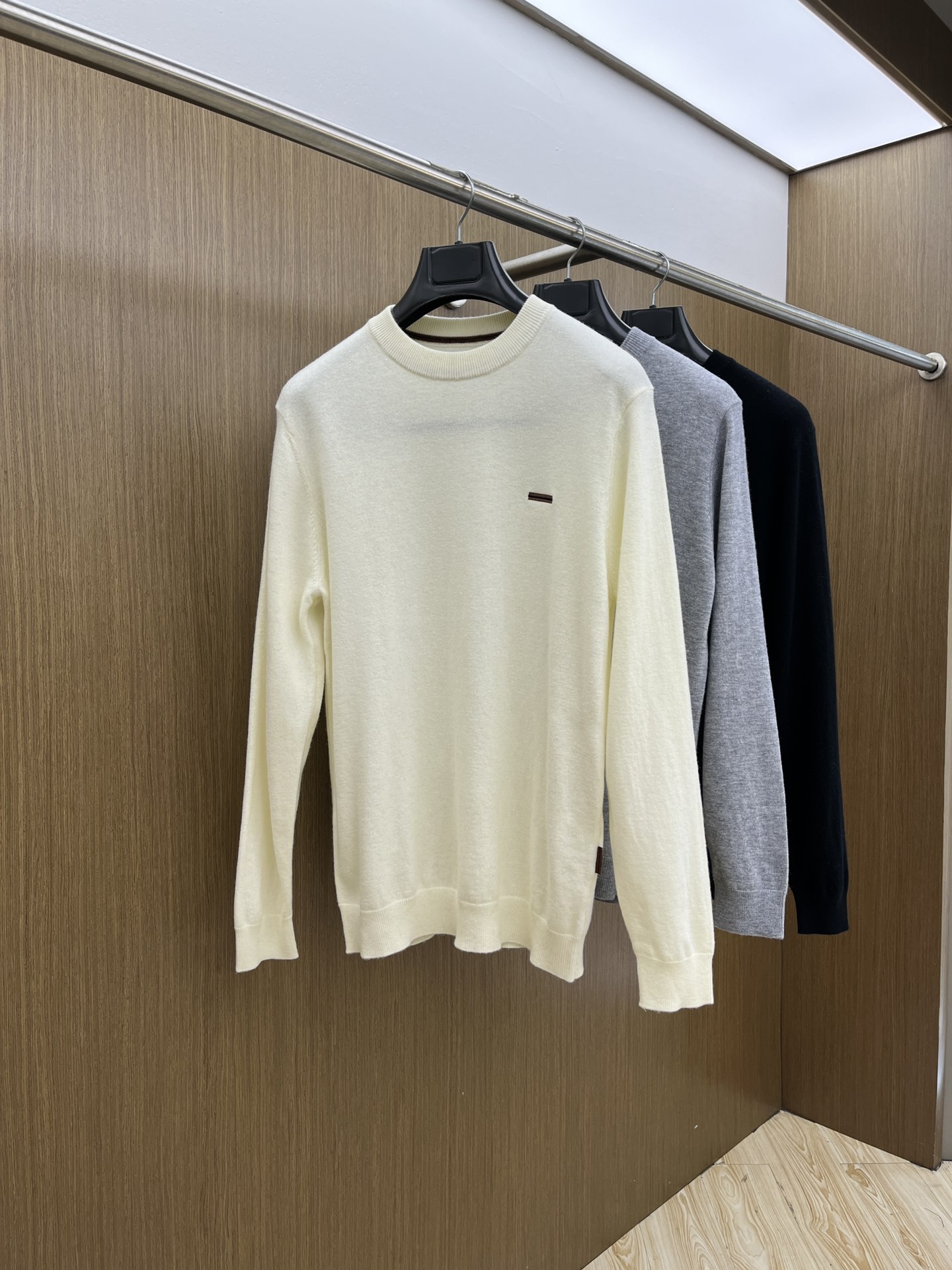 ZZ 秋冬新品贸易公司渠道稀出，领先官网发售！基础款纯色针织衫单穿叠穿的好选择，修身显瘦的合身版型款式简