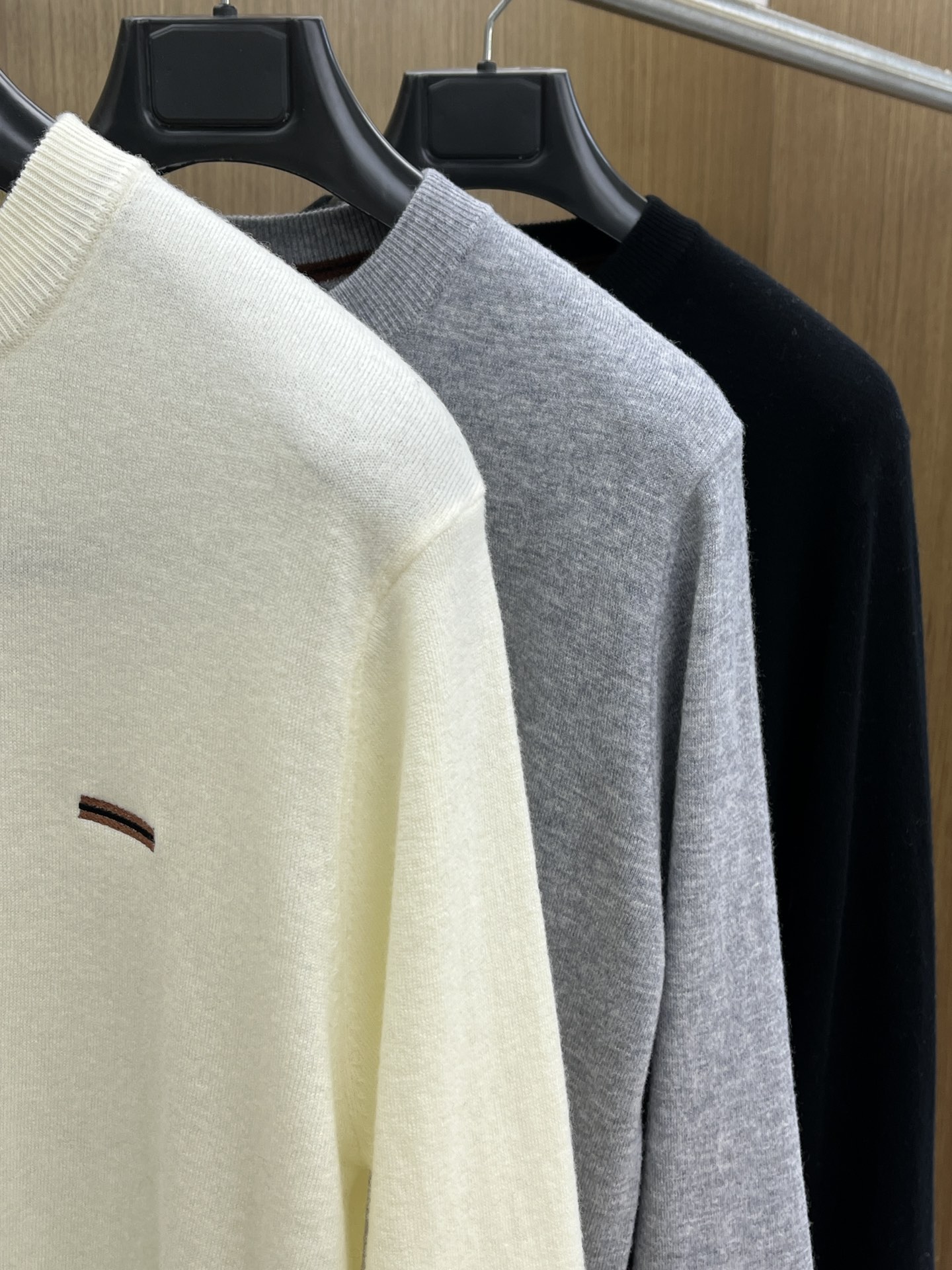 ZZ 秋冬新品贸易公司渠道稀出，领先官网发售！基础款纯色针织衫单穿叠穿的好选择，修身显瘦的合身版型款式简