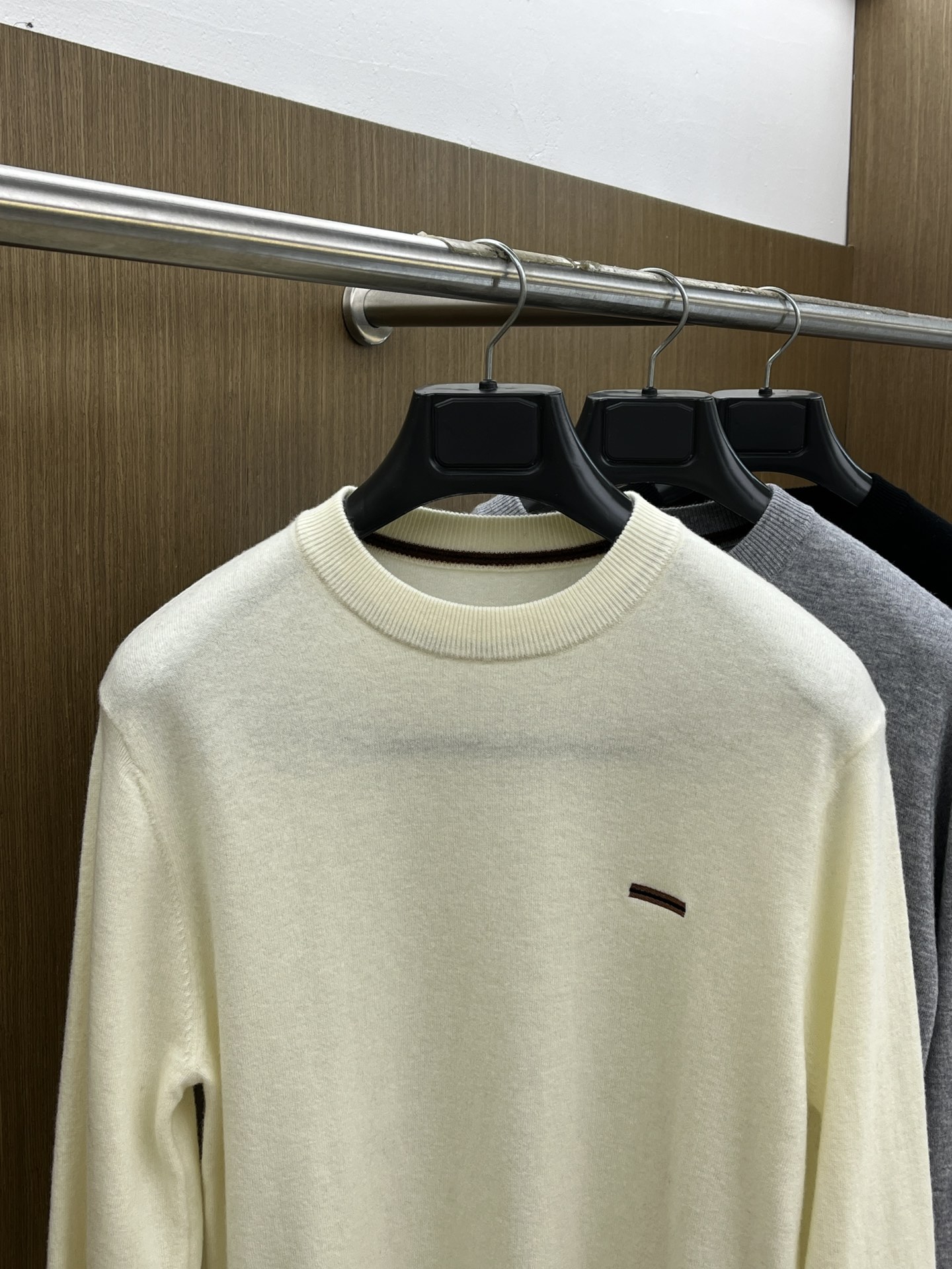 ZZ 秋冬新品贸易公司渠道稀出，领先官网发售！基础款纯色针织衫单穿叠穿的好选择，修身显瘦的合身版型款式简