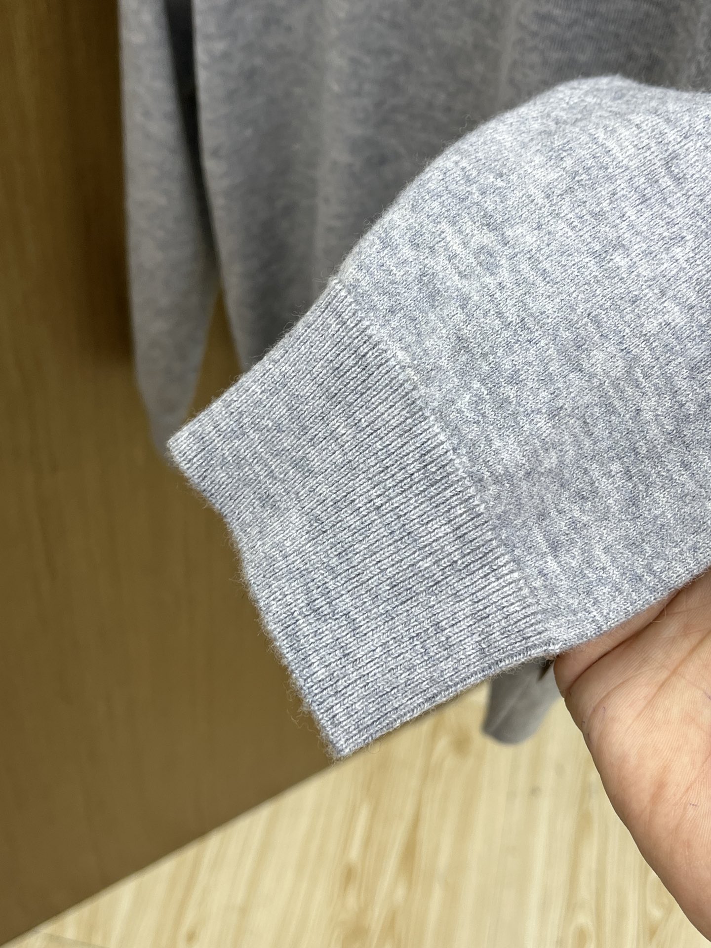 ZZ 秋冬新品贸易公司渠道稀出，领先官网发售！基础款纯色针织衫单穿叠穿的好选择，修身显瘦的合身版型款式简