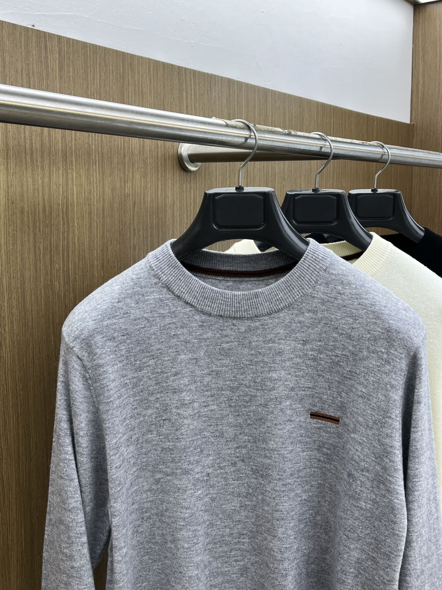 ZZ 秋冬新品贸易公司渠道稀出，领先官网发售！基础款纯色针织衫单穿叠穿的好选择，修身显瘦的合身版型款式简