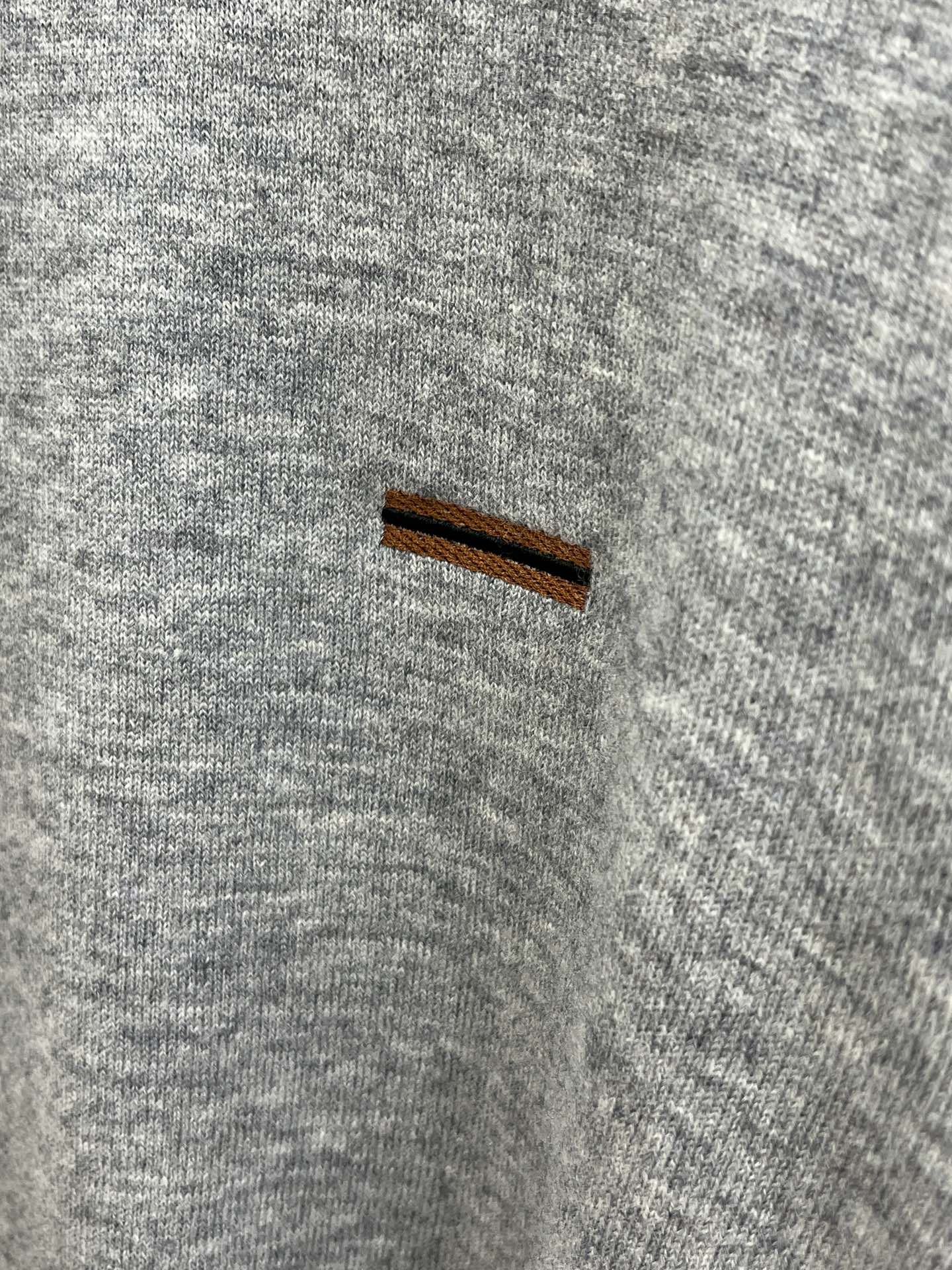 ZZ 秋冬新品贸易公司渠道稀出，领先官网发售！基础款纯色针织衫单穿叠穿的好选择，修身显瘦的合身版型款式简