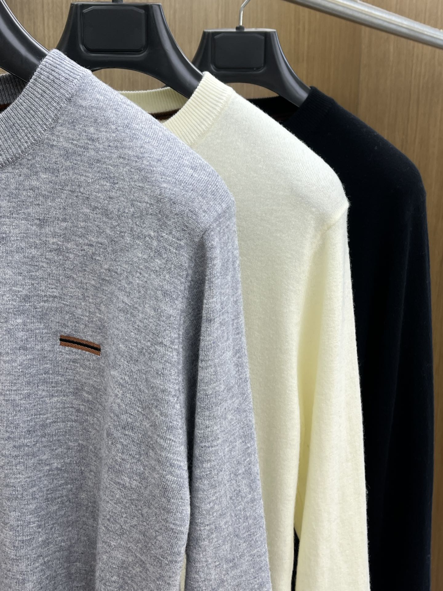 ZZ 秋冬新品贸易公司渠道稀出，领先官网发售！基础款纯色针织衫单穿叠穿的好选择，修身显瘦的合身版型款式简