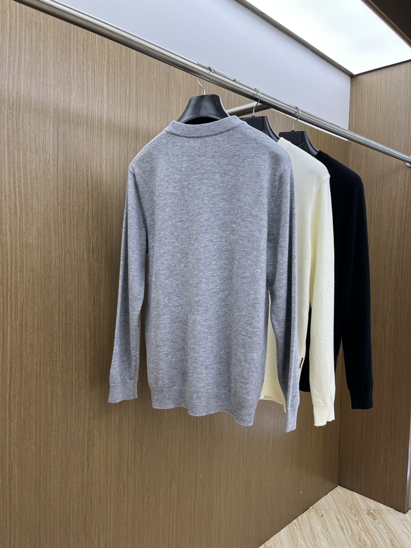 ZZ 秋冬新品贸易公司渠道稀出，领先官网发售！基础款纯色针织衫单穿叠穿的好选择，修身显瘦的合身版型款式简