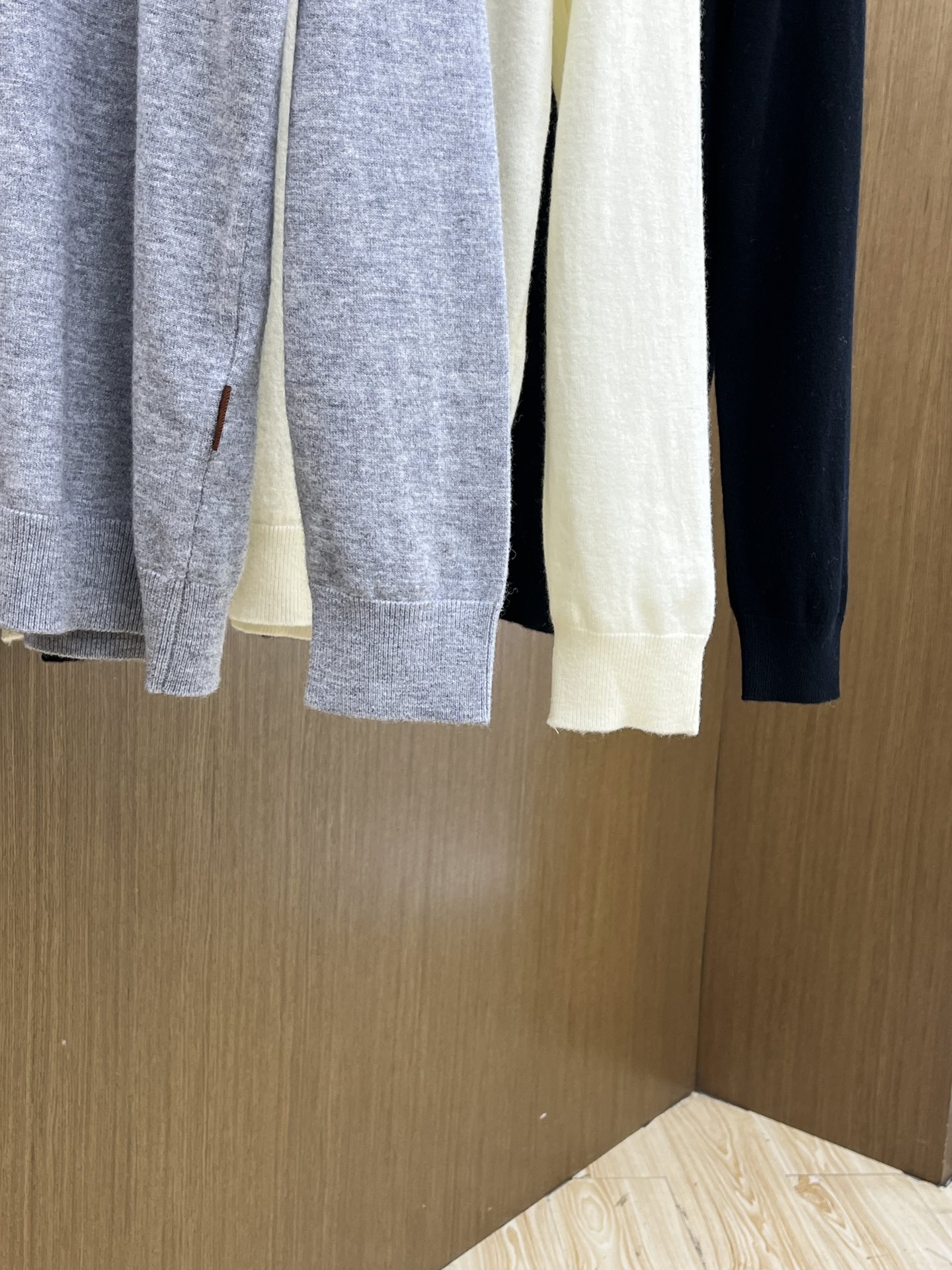 ZZ 秋冬新品贸易公司渠道稀出，领先官网发售！基础款纯色针织衫单穿叠穿的好选择，修身显瘦的合身版型款式简