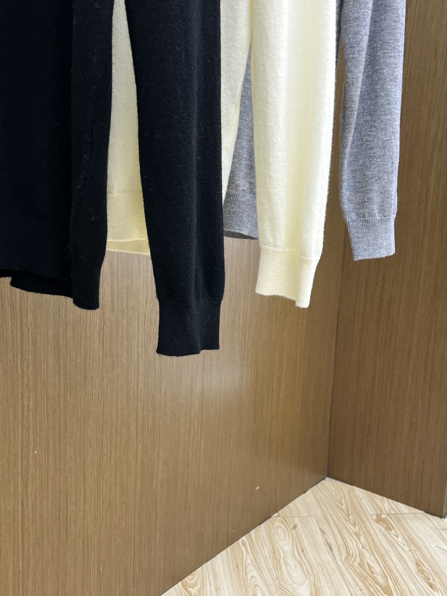 ZZ 秋冬新品贸易公司渠道稀出，领先官网发售！基础款纯色针织衫单穿叠穿的好选择，修身显瘦的合身版型款式简