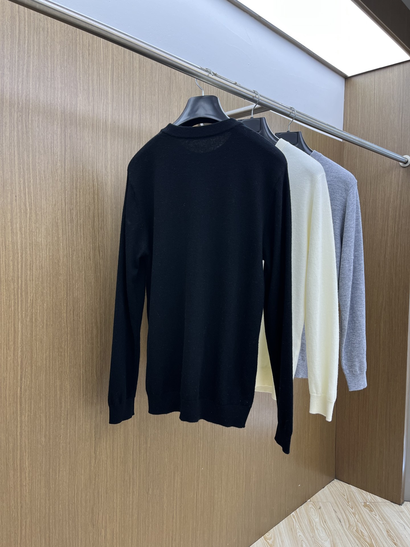 ZZ 秋冬新品贸易公司渠道稀出，领先官网发售！基础款纯色针织衫单穿叠穿的好选择，修身显瘦的合身版型款式简