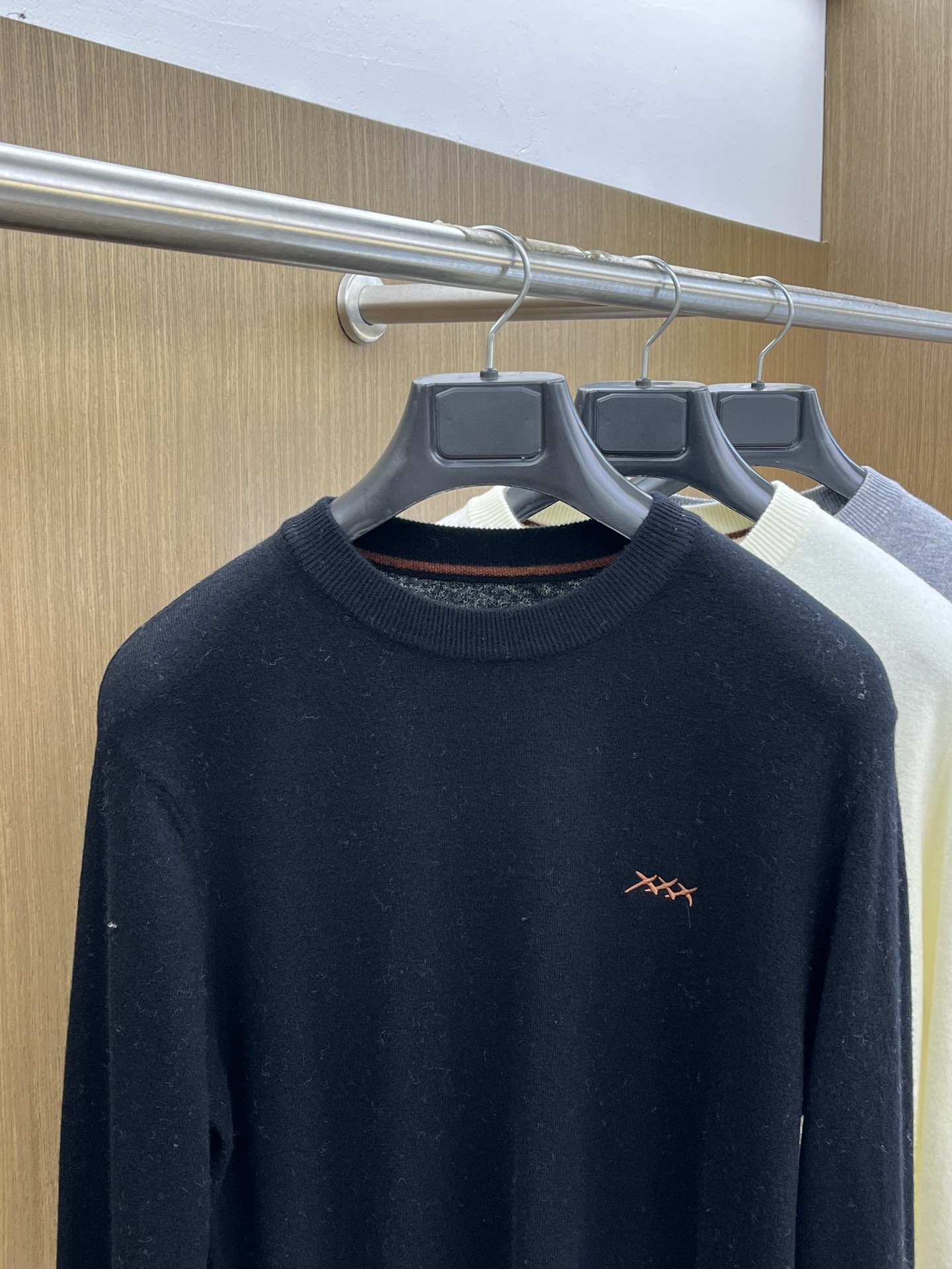 ZZ 秋冬新品贸易公司渠道稀出，领先官网发售！基础款纯色针织衫单穿叠穿的好选择，修身显瘦的合身版型款式简