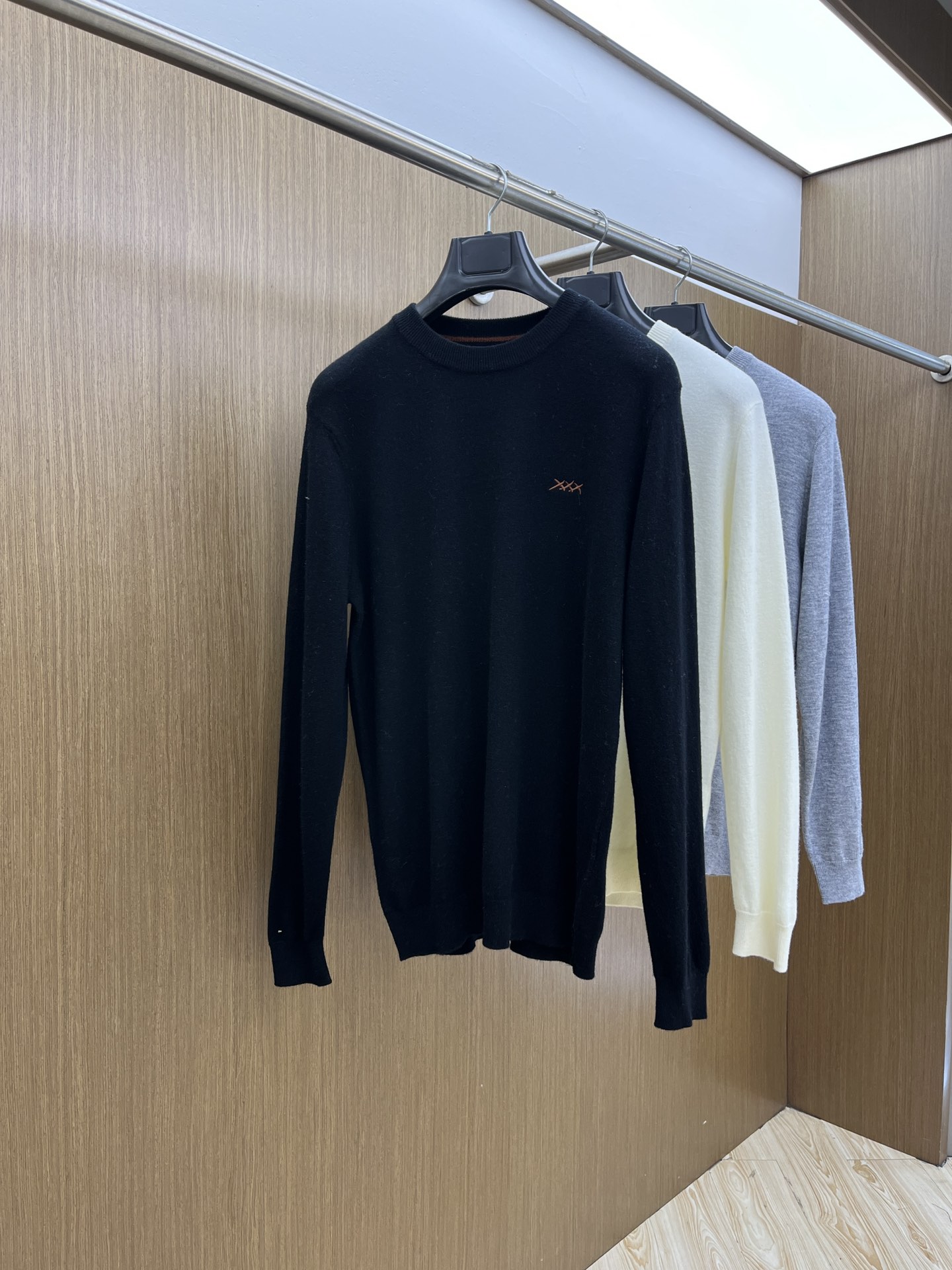 ZZ 秋冬新品贸易公司渠道稀出，领先官网发售！基础款纯色针织衫单穿叠穿的好选择，修身显瘦的合身版型款式简