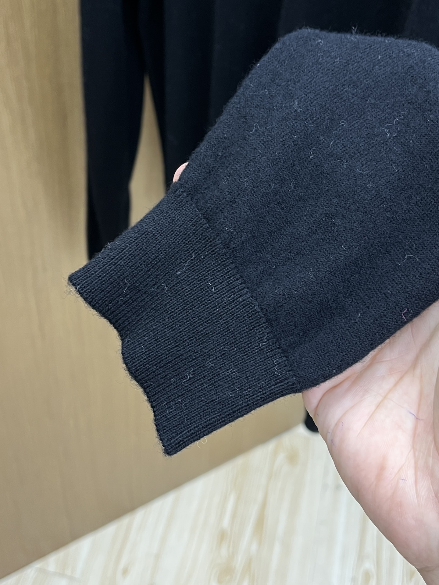 ZZ 秋冬新品贸易公司渠道稀出，领先官网发售！基础款纯色针织衫单穿叠穿的好选择，修身显瘦的合身版型款式简