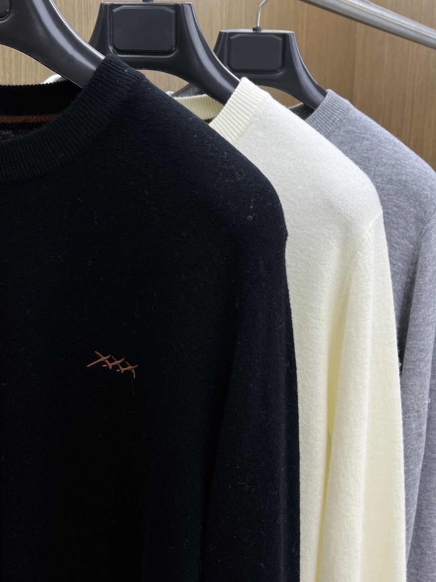 ZZ 秋冬新品贸易公司渠道稀出，领先官网发售！基础款纯色针织衫单穿叠穿的好选择，修身显瘦的合身版型款式简