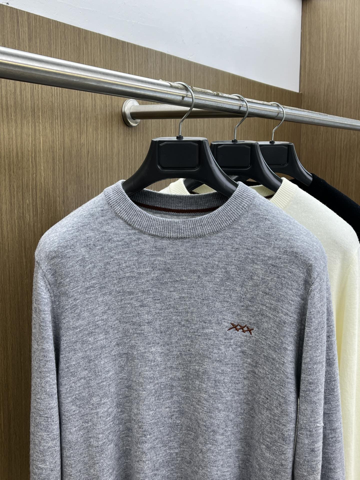 ZZ 秋冬新品贸易公司渠道稀出，领先官网发售！基础款纯色针织衫单穿叠穿的好选择，修身显瘦的合身版型款式简