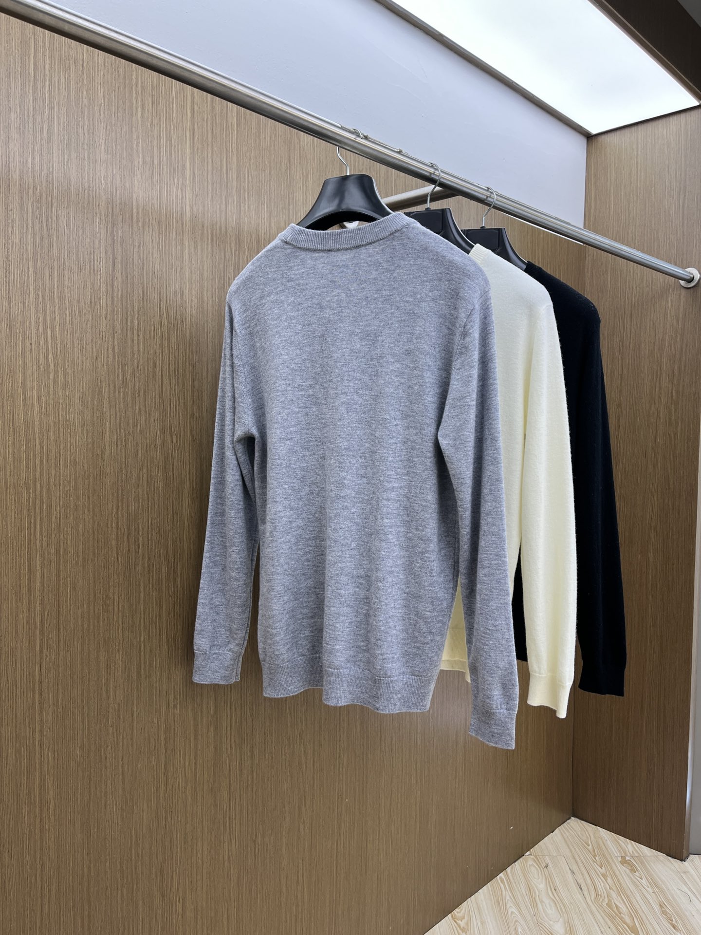 ZZ 秋冬新品贸易公司渠道稀出，领先官网发售！基础款纯色针织衫单穿叠穿的好选择，修身显瘦的合身版型款式简