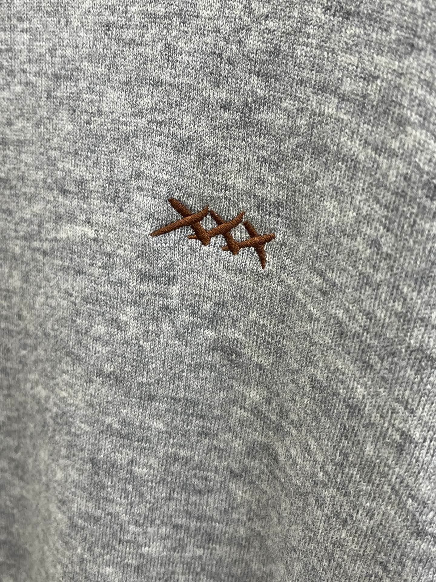 ZZ 秋冬新品贸易公司渠道稀出，领先官网发售！基础款纯色针织衫单穿叠穿的好选择，修身显瘦的合身版型款式简