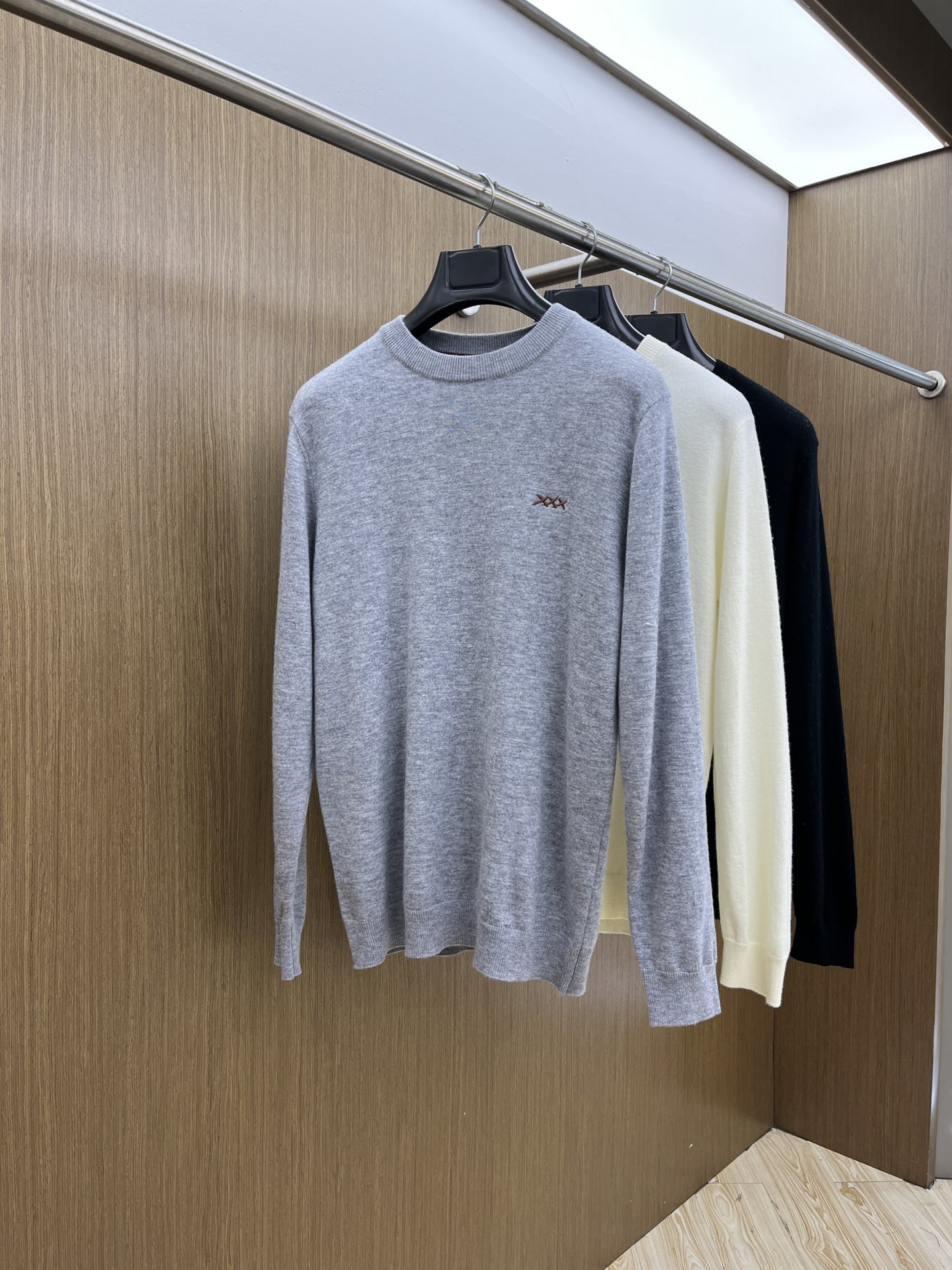 ZZ 秋冬新品贸易公司渠道稀出，领先官网发售！基础款纯色针织衫单穿叠穿的好选择，修身显瘦的合身版型款式简