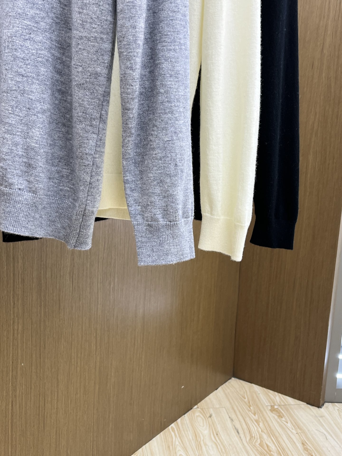 ZZ 秋冬新品贸易公司渠道稀出，领先官网发售！基础款纯色针织衫单穿叠穿的好选择，修身显瘦的合身版型款式简