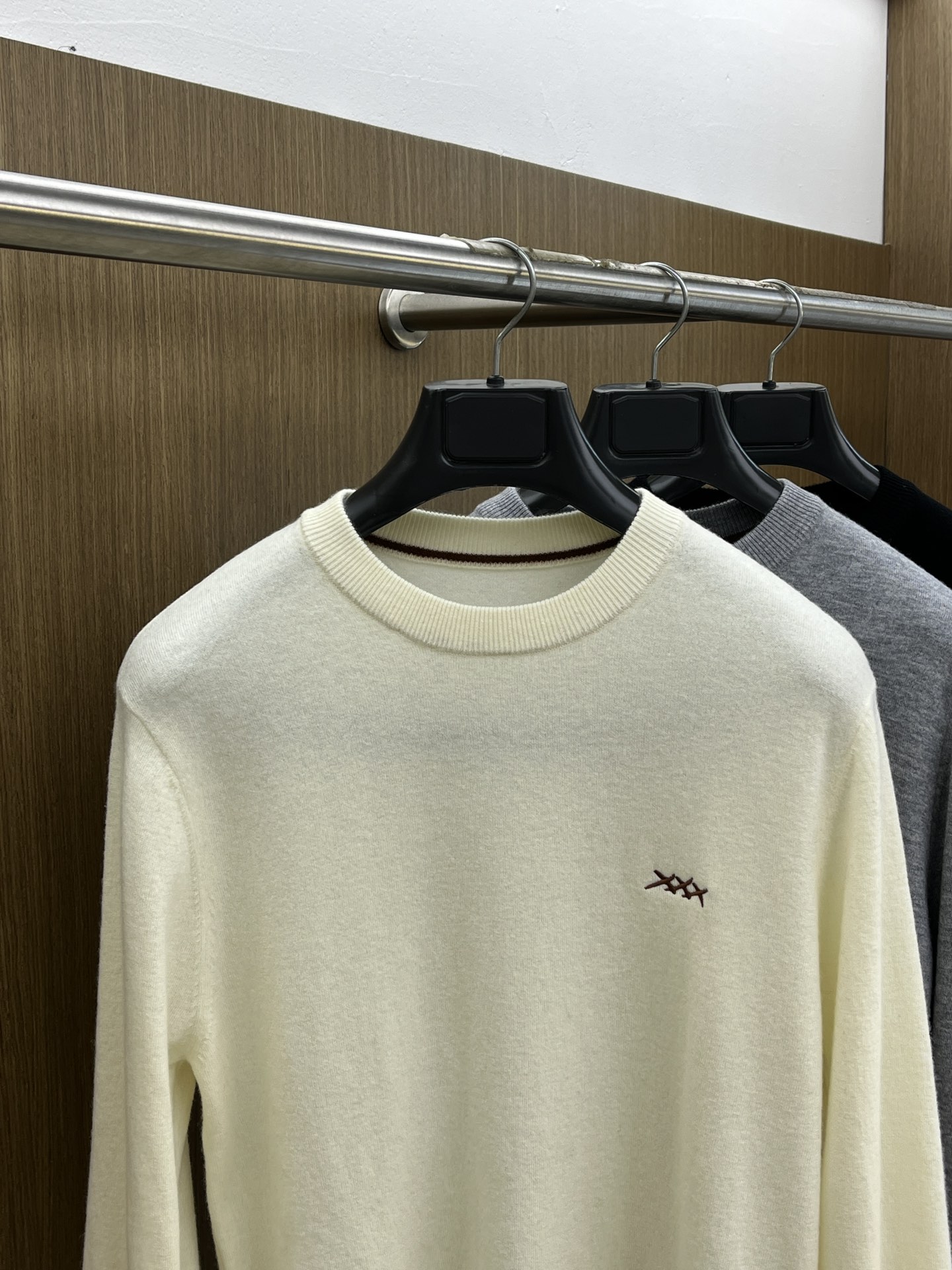 ZZ 秋冬新品贸易公司渠道稀出，领先官网发售！基础款纯色针织衫单穿叠穿的好选择，修身显瘦的合身版型款式简