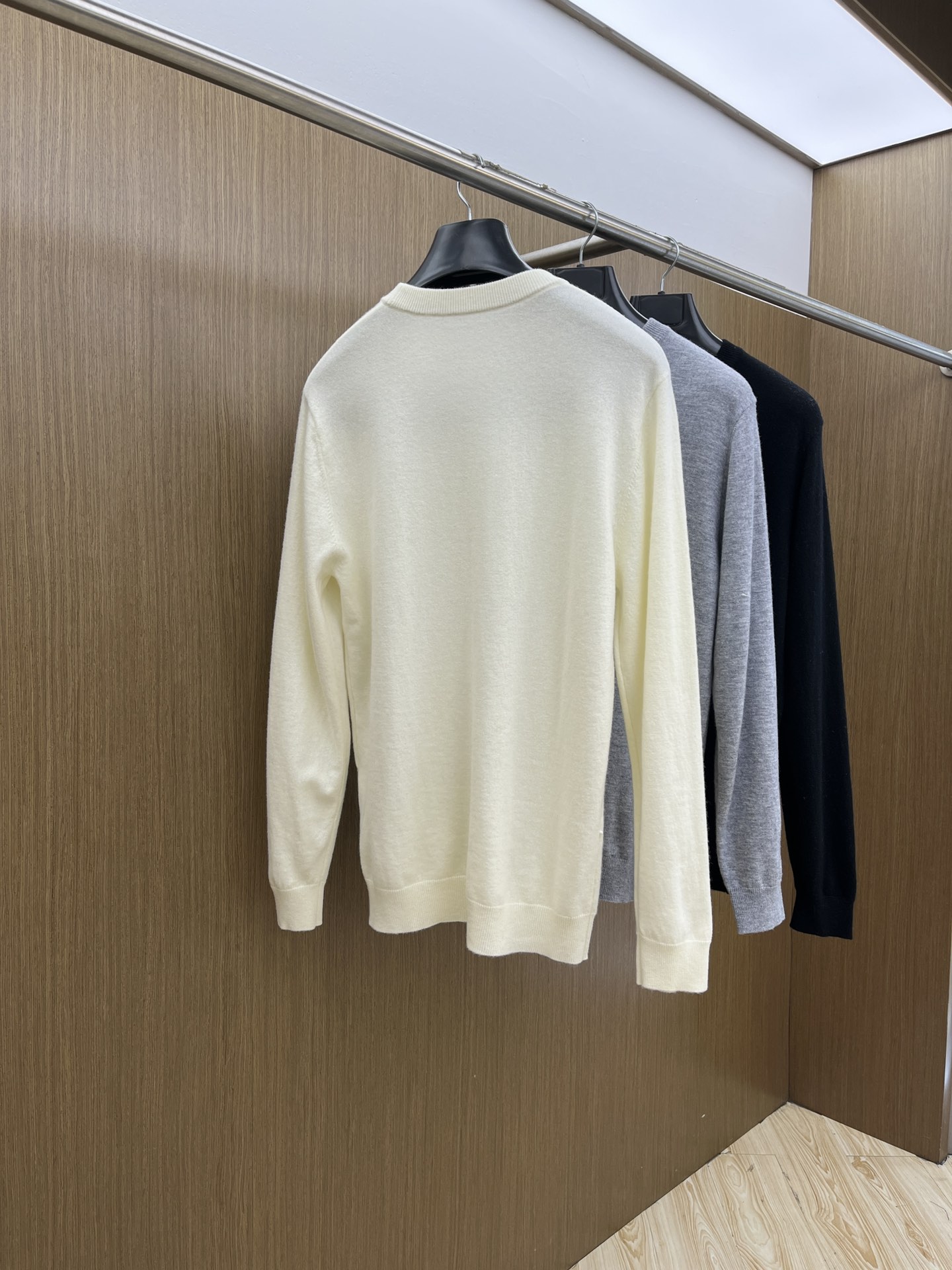 ZZ 秋冬新品贸易公司渠道稀出，领先官网发售！基础款纯色针织衫单穿叠穿的好选择，修身显瘦的合身版型款式简