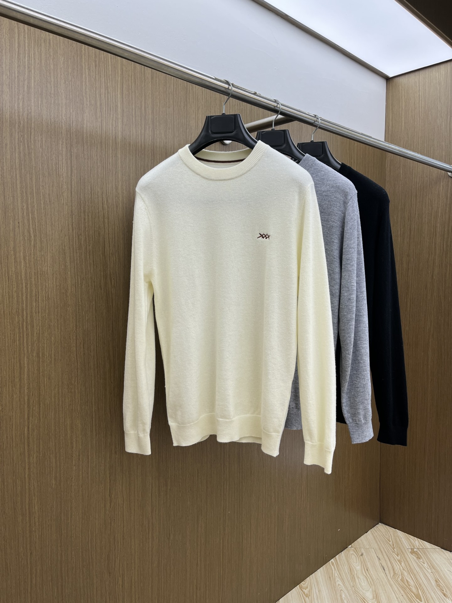 NO:548248,ZZ's new autumn and winter products have sparse channels for trading companies, and they are on sale on the leading official website! A good choice for single-layer wear of basic solid-color sweaters, a slim fit style that is simple, threaded round neck design enhances breathability and optimizes shoulder-neck proportions, conventional shoulder-shaped precision threading artificial seams, German JIN loom 16-needle horizontal machine process, very fine yarn fabric is flat, fine and high-end, front chest horse pictures with letters interlaced embroidery logo embellishment the whole! This sweater is specially selected for imported 80 cashmere wool blend. The sweater is made of soft and fluffy. It has a zero-pressure feeling, soft and elastic. The high-quality cashmere yarn has excellent elasticity. It stretches with the body shape and brings a soft and ultimate warm feeling to the skin. The garment shape is built in a combination, but the elastic tolerance makes people love it! High-quality wool is selected, which is more slender and softer than other wools, with excellent drape and dynamic feeling. The fiber fineness close to cashmere makes its touch similar to cashmere, and it is more durable to wear and wear, and is not easy to pill. The round neck design is cold to protect the warmth of the neck. The widened classic small half-round neck is 3.5cm and not easy to deform. The natural elastic fiber is comfortable to fit and has a certain thickness. It can run through the entire autumn and winter, but the upper body is not bound, the ftd is pressure-free, and it is gentle and nothing! Size M-3XL Model M Size Shoulder Width 43 Bust 100 Sleeve Long 64 Clothes L Size Shoulder Width 44 Bust 104 Sleeve Long 65 Clothes L Size XL Size Shoulder Width 45 Bust 108 Sleeve Long 66 Clothes Length 69 2XL Size Shoulder Width 46 Bust 112 Sleeve Long 67 Clothes Length 70 3XL Size Shoulder Width 47 Bust 116 Sleeve Long 68 Clothes Length 71, Sweaters, alexander wang19860909ZZ 秋冬新品 贸易公司渠道稀出,领先官网发售！基础款纯色针织衫单穿叠穿的好选择,修身显瘦的合身版型款式简约,螺纹圆领设计提气且优化肩颈比例,常规肩型精密走线人工套缝,德国JIN口织机16针横机工艺,纱线非常的细织制的面料平整细密高端,前胸马图字母交错刺绣徽标点缀整体！ 该毛衣精选客供进口80山羊绒羊毛混纺打造,外观柔软蓬松度打造的针织衫零压感,柔软有弹性,优质羊绒纱线具有极佳的弹性,随体型拉伸,为肌肤带来柔软和極致温暖的感受,打造处的衣型合体,但弹力包容度让人爱不释手！甄选高品质羊毛,与其他羊毛相比更为纤细柔软,拥有优良的垂坠和动感,接近羊绒的纤维细度使得其触感与羊绒相仿,更加耐穿耐磨不易起球,圆领设计严寒护颈的温暖,加宽的经典小半圆领3.5cm不易变形,天然弹力纤维舒适贴合有一定的厚度,能贯穿整个秋冬但上身却无束缚、ftd无压力,轻柔无物！ 尺码M-3XL 款号 M码肩宽43胸围100袖长64衣长67 L码肩宽44胸围104袖长65衣长68 XL码肩宽45胸围108袖长66衣长69 2XL码肩宽46胸围112袖长67衣长70 3XL码肩宽47胸围116袖长68衣长71,,sweaters,alexander wang,Men's clothing