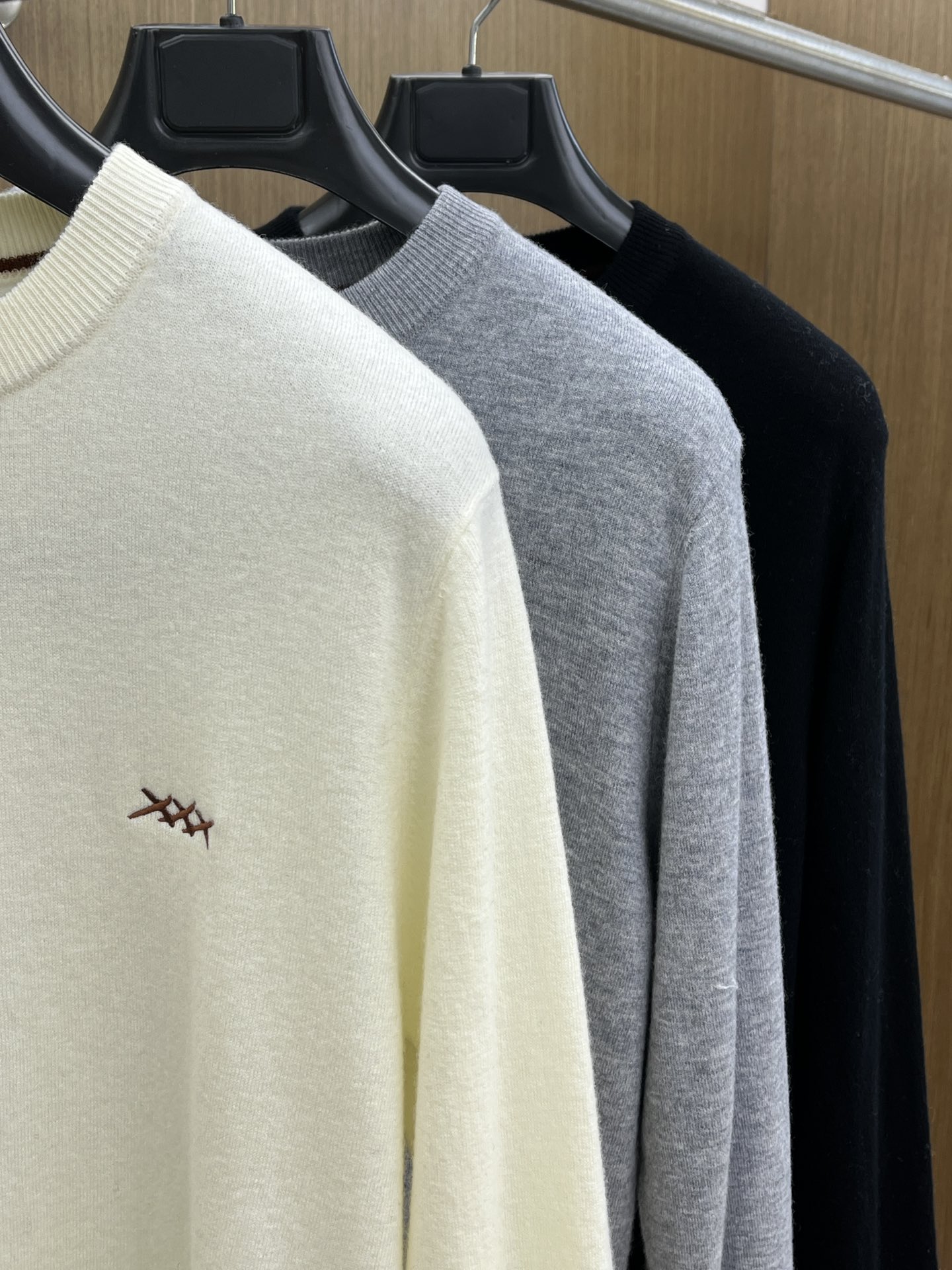 ZZ 秋冬新品贸易公司渠道稀出，领先官网发售！基础款纯色针织衫单穿叠穿的好选择，修身显瘦的合身版型款式简