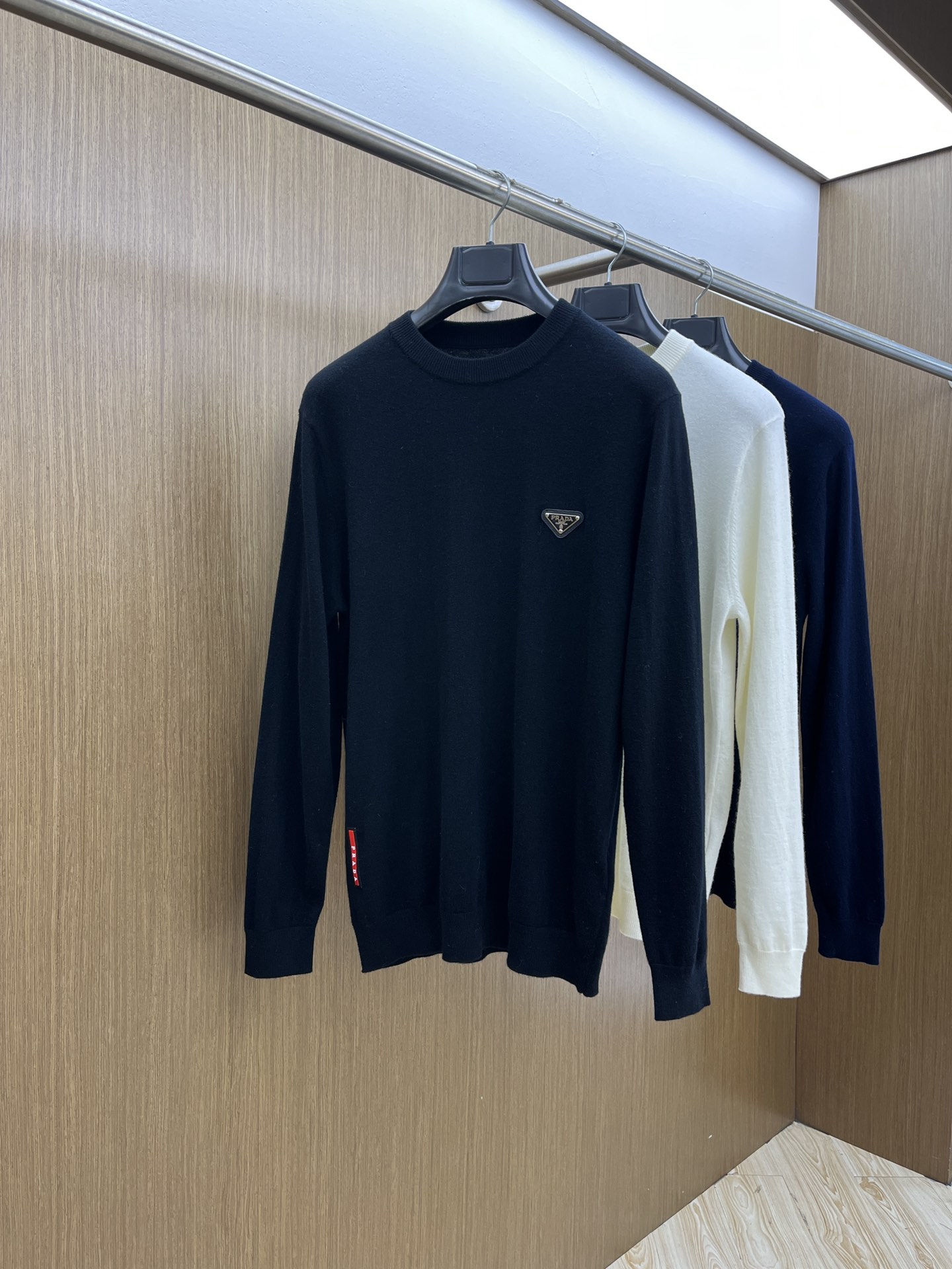 PD 秋冬新品贸易公司渠道稀出，领先官网发售！基础款纯色针织衫单穿叠穿的好选择，修身显瘦的合身版型款式简