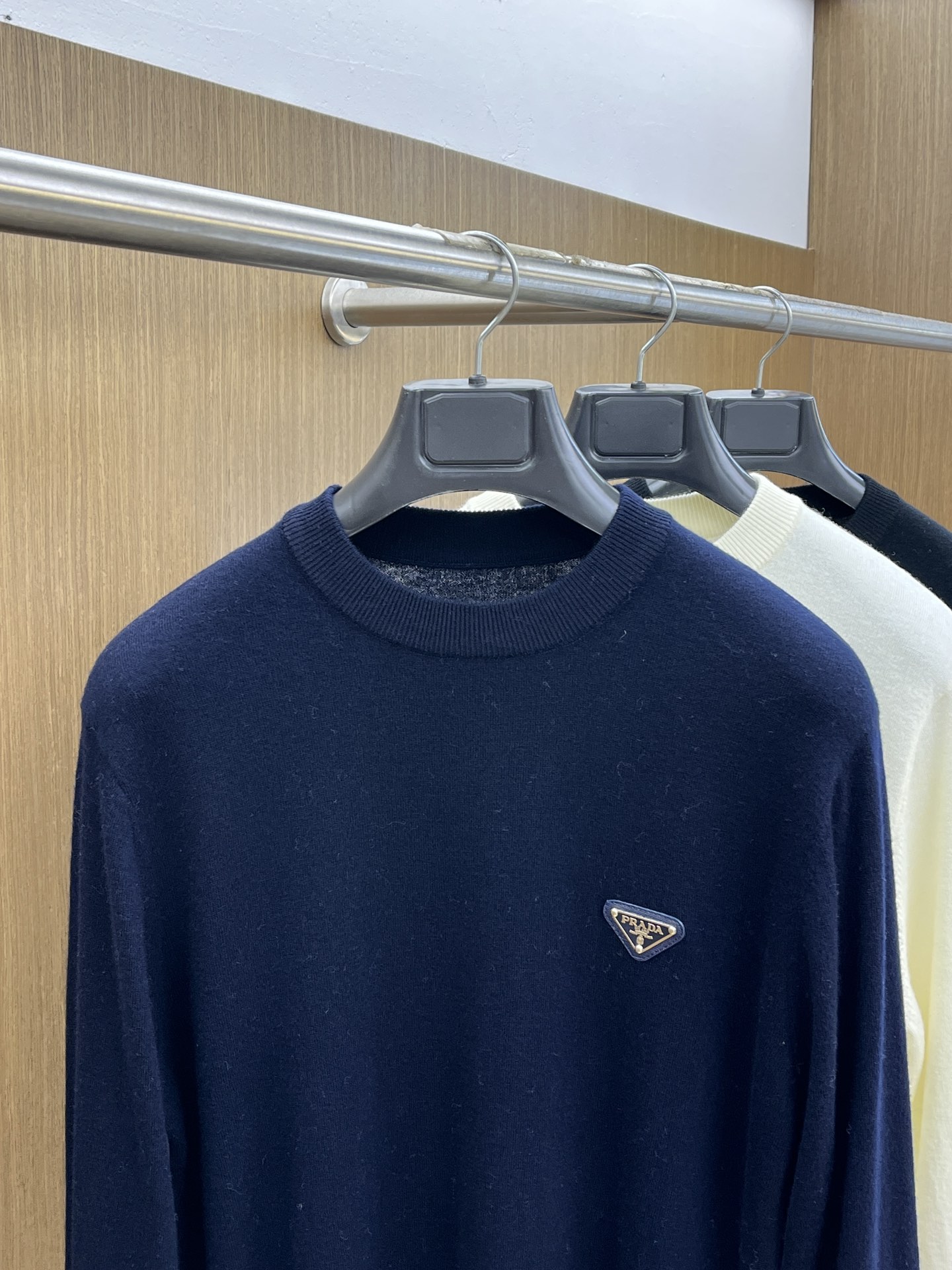 PD 秋冬新品贸易公司渠道稀出，领先官网发售！基础款纯色针织衫单穿叠穿的好选择，修身显瘦的合身版型款式简