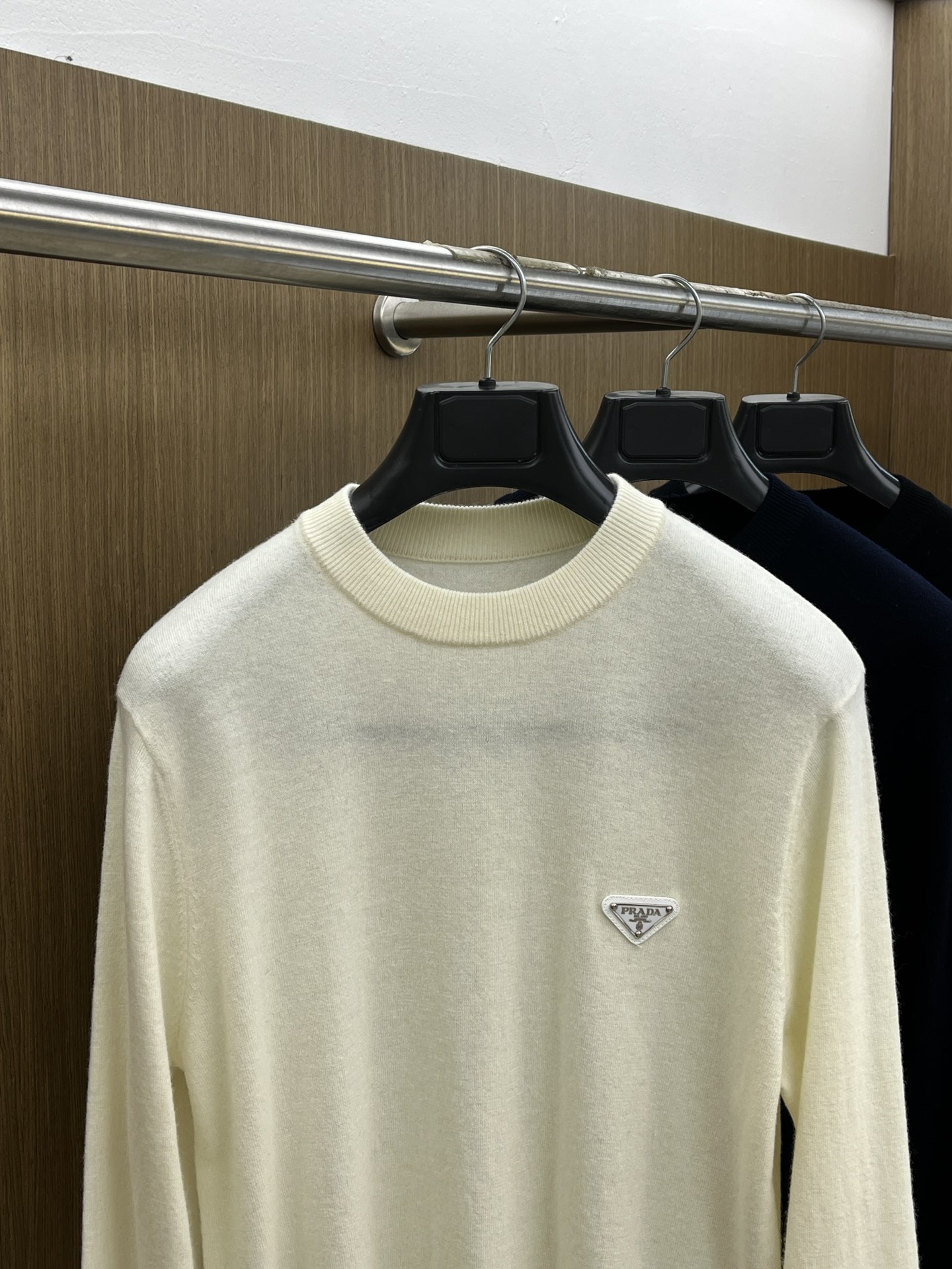 PD 秋冬新品贸易公司渠道稀出，领先官网发售！基础款纯色针织衫单穿叠穿的好选择，修身显瘦的合身版型款式简