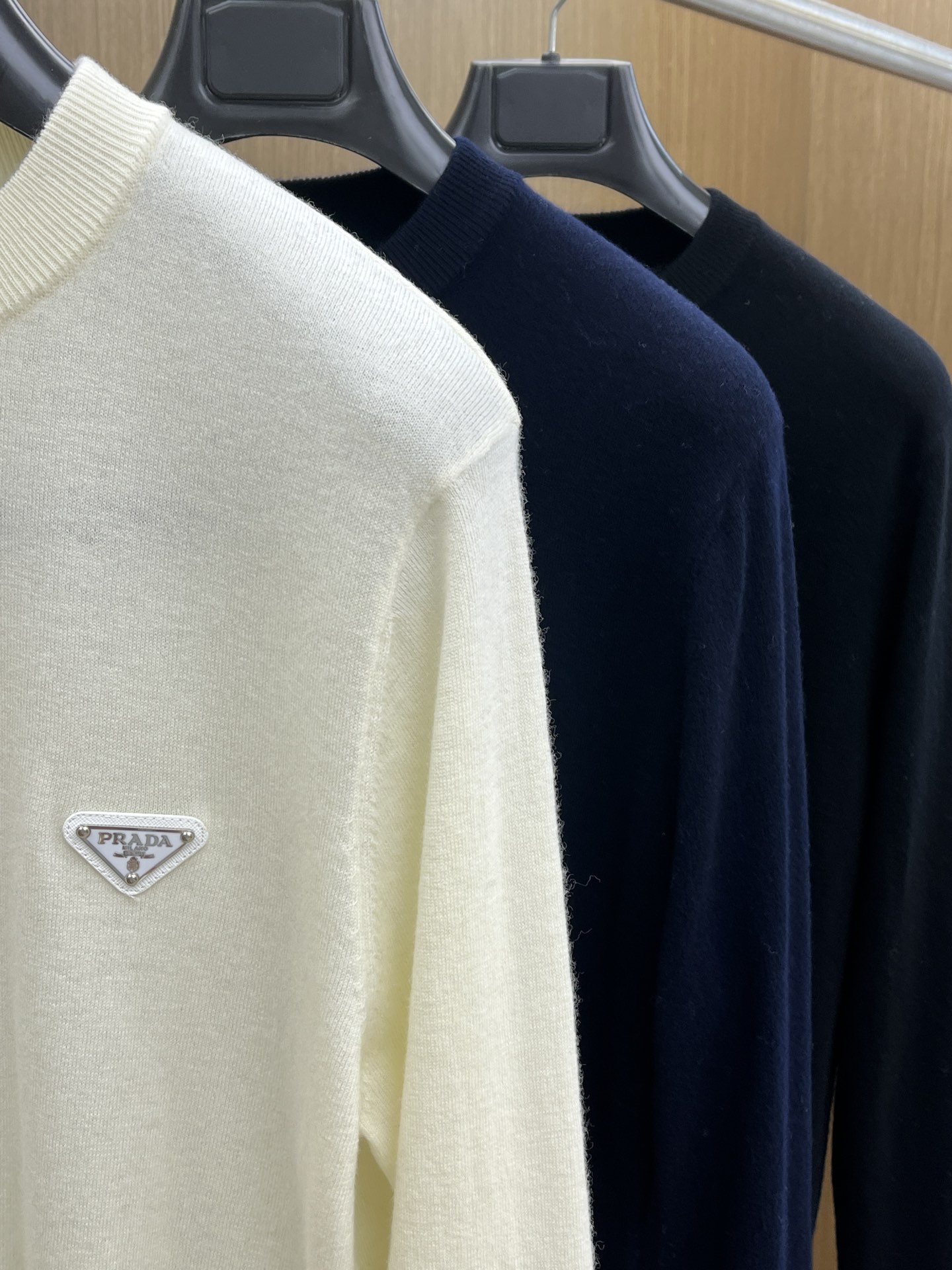 PD 秋冬新品贸易公司渠道稀出，领先官网发售！基础款纯色针织衫单穿叠穿的好选择，修身显瘦的合身版型款式简