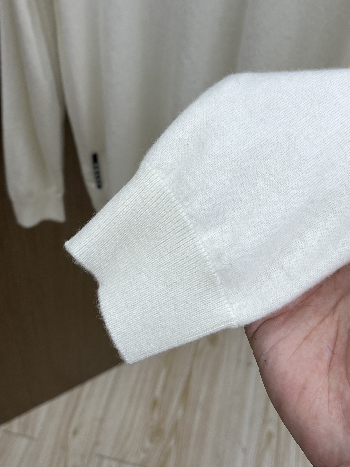 PD 秋冬新品贸易公司渠道稀出，领先官网发售！基础款纯色针织衫单穿叠穿的好选择，修身显瘦的合身版型款式简