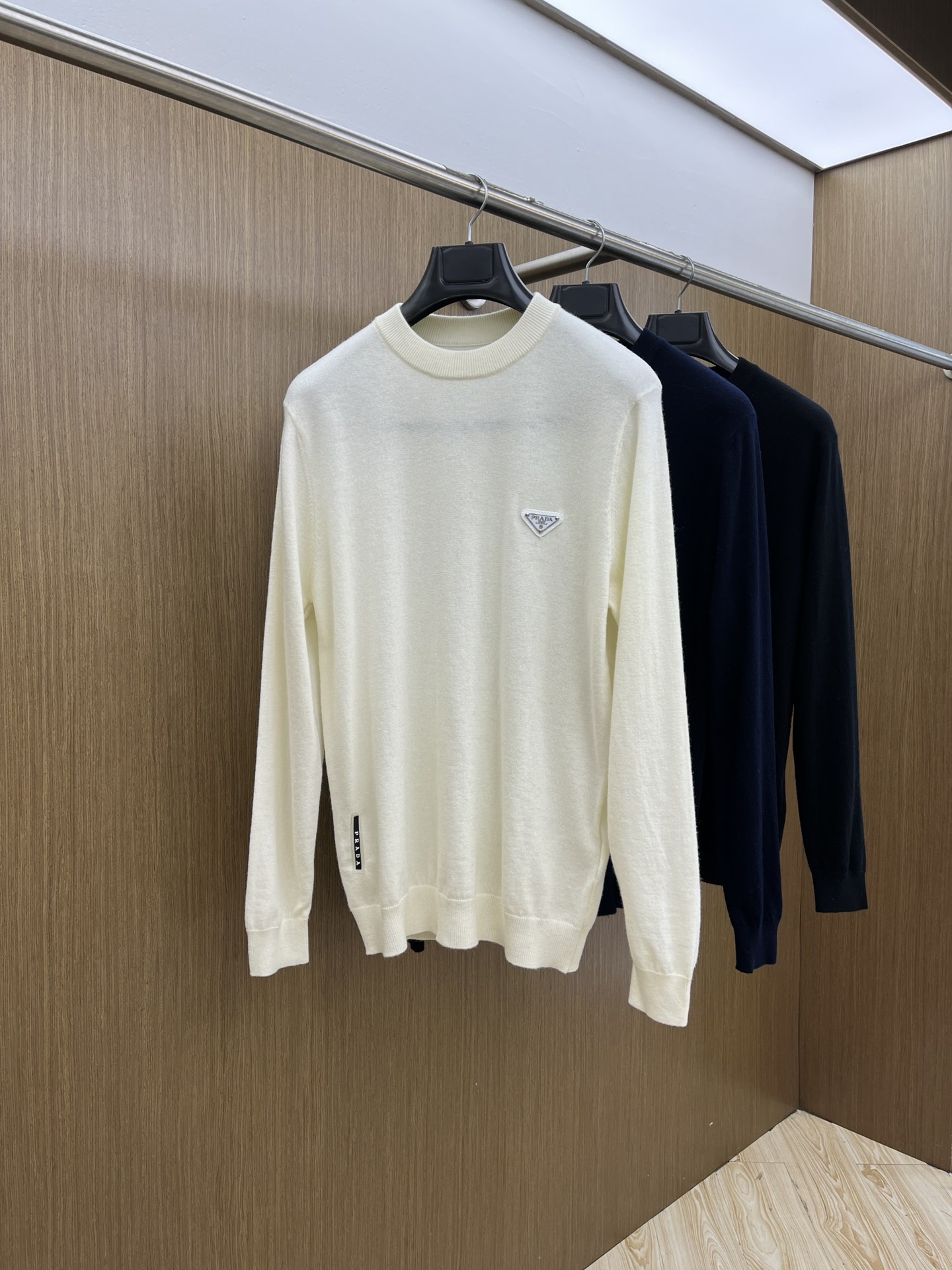 NO:548224,PD Autumn and Winter New Products Trading Company has a wide range of channels and is available on the official website! A good choice for single-layer wear of basic solid-color sweaters, a slim fit style that is simple, threaded round neck design enhances breathability and optimizes shoulder-neck proportions, conventional shoulder-shaped precision threading artificial seams, German JIN loom 16-needle horizontal machine process, very fine yarn fabric is flat, fine and high-end, front chest horse pictures with letters interlaced embroidery logo embellishment the whole! This sweater is specially selected for imported 80 cashmere wool blend. The sweater is made of soft and fluffy. It has a zero-pressure feeling, soft and elastic. The high-quality cashmere yarn has excellent elasticity. It stretches with the body shape and brings a soft and ultimate warm feeling to the skin. The garment shape is built in a combination, but the elastic tolerance makes people love it! High-quality wool is selected, which is more slender and softer than other wools, with excellent drape and dynamic feeling. The fiber fineness close to cashmere makes its touch similar to cashmere, and it is more durable to wear and wear, and is not easy to pill. The round neck design is cold to protect the warmth of the neck. The widened classic small half-round neck is 3.5cm and not easy to deform. The natural elastic fiber is comfortable to fit and has a certain thickness. It can run through the entire autumn and winter, but the upper body is not bound, the ftd is pressure-free, and it is gentle and nothing! Size M-3XL Model M Size Shoulder Width 43 Bust 100 Sleeve Long 64 Clothes L Size Shoulder Width 44 Bust 104 Sleeve Long 65 Clothes L Size XL Size Shoulder Width 45 Bust 108 Sleeve Long 66 Clothes Length 69 2XL Size Shoulder Width 46 Bust 112 Sleeve Long 67 Clothes Length 70 3XL Size Shoulder Width 47 Bust 116 Sleeve Long 68 Clothes Length 71, Sweaters, alexander wang19860909PD 秋冬新品 贸易公司渠道稀出,领先官网发售！基础款纯色针织衫单穿叠穿的好选择,修身显瘦的合身版型款式简约,螺纹圆领设计提气且优化肩颈比例,常规肩型精密走线人工套缝,德国JIN口织机16针横机工艺,纱线非常的细织制的面料平整细密高端,前胸马图字母交错刺绣徽标点缀整体！ 该毛衣精选客供进口80山羊绒羊毛混纺打造,外观柔软蓬松度打造的针织衫零压感,柔软有弹性,优质羊绒纱线具有极佳的弹性,随体型拉伸,为肌肤带来柔软和極致温暖的感受,打造处的衣型合体,但弹力包容度让人爱不释手！甄选高品质羊毛,与其他羊毛相比更为纤细柔软,拥有优良的垂坠和动感,接近羊绒的纤维细度使得其触感与羊绒相仿,更加耐穿耐磨不易起球,圆领设计严寒护颈的温暖,加宽的经典小半圆领3.5cm不易变形,天然弹力纤维舒适贴合有一定的厚度,能贯穿整个秋冬但上身却无束缚、ftd无压力,轻柔无物！ 尺码M-3XL 款号 M码肩宽43胸围100袖长64衣长67 L码肩宽44胸围104袖长65衣长68 XL码肩宽45胸围108袖长66衣长69 2XL码肩宽46胸围112袖长67衣长70 3XL码肩宽47胸围116袖长68衣长71,,sweaters,alexander wang,Men's clothing